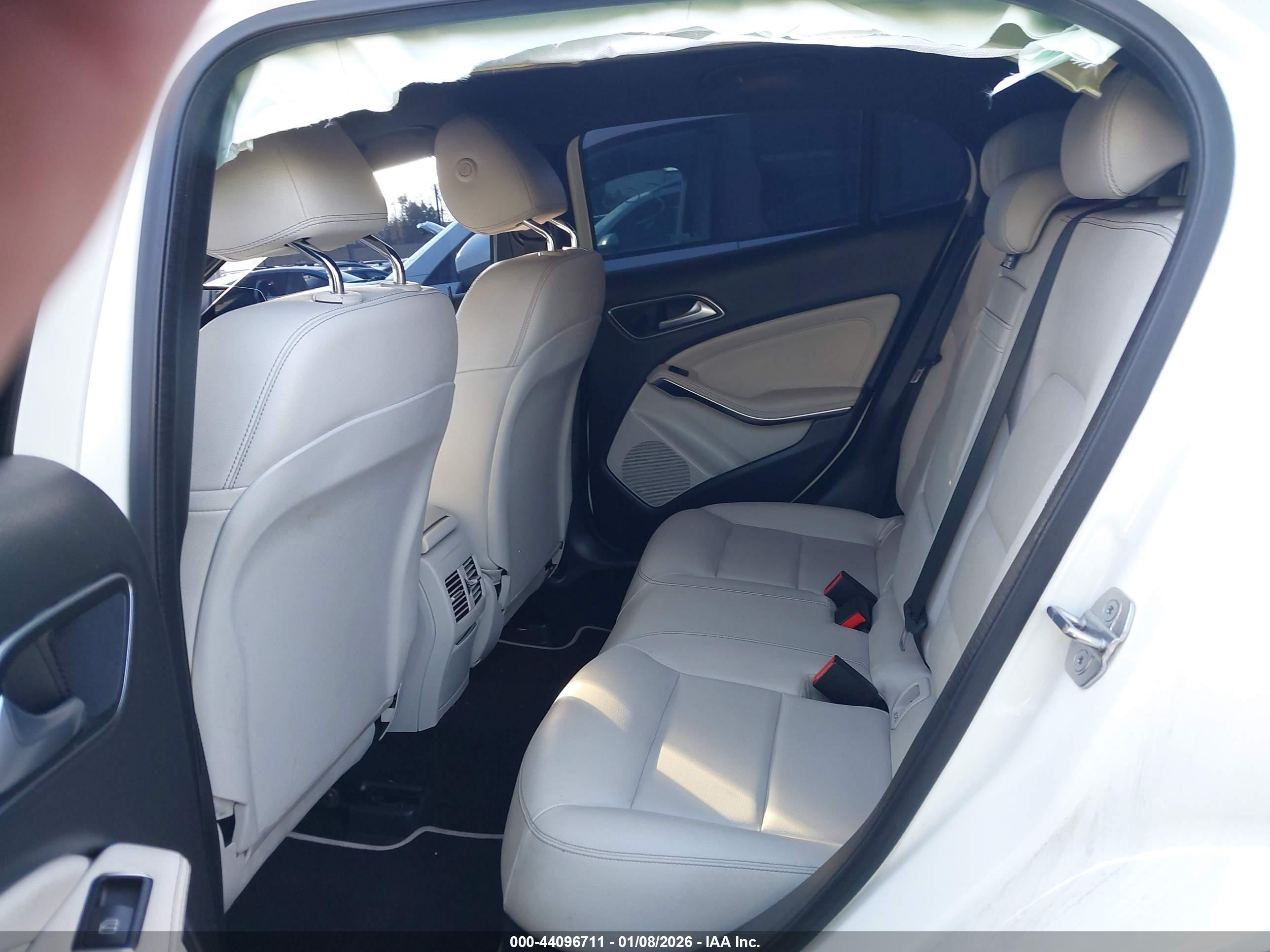 MERCEDES-BENZ GLA image 8