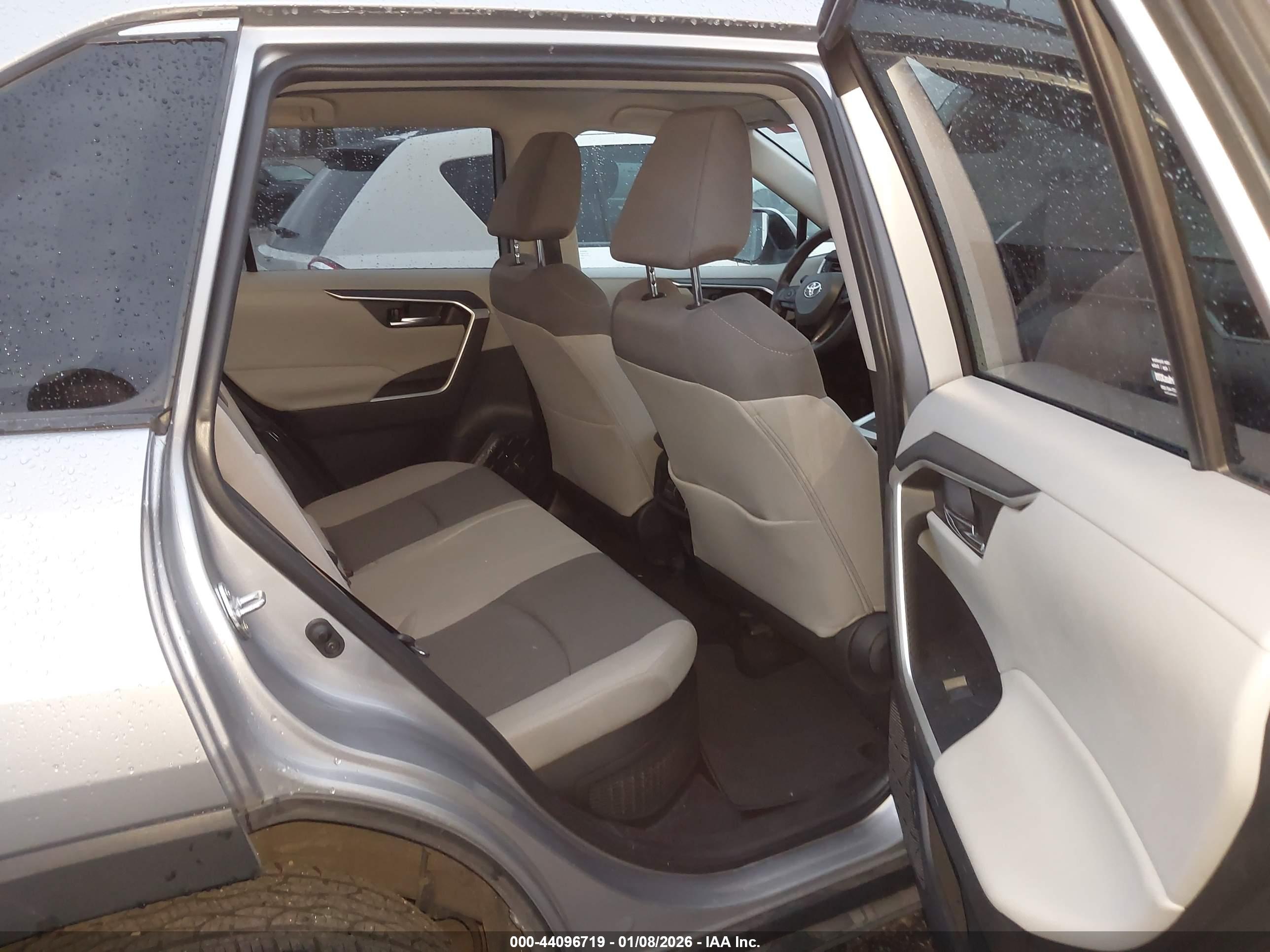 TOYOTA RAV4 image 8