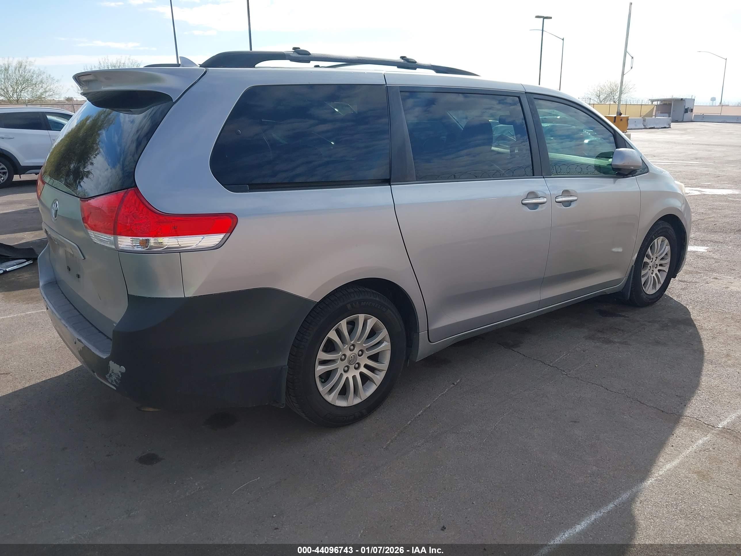 TOYOTA SIENNA image 4
