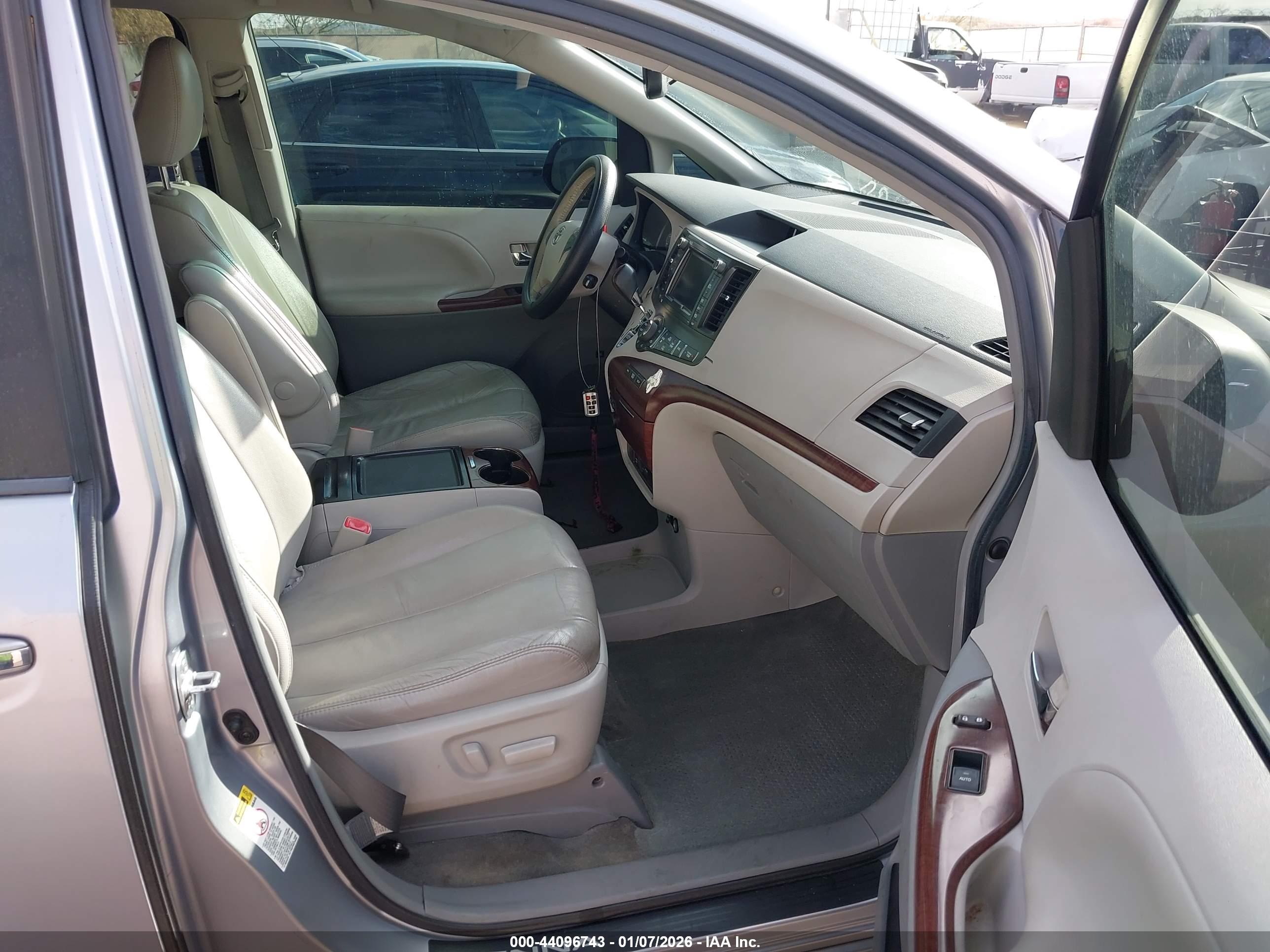 TOYOTA SIENNA image 5