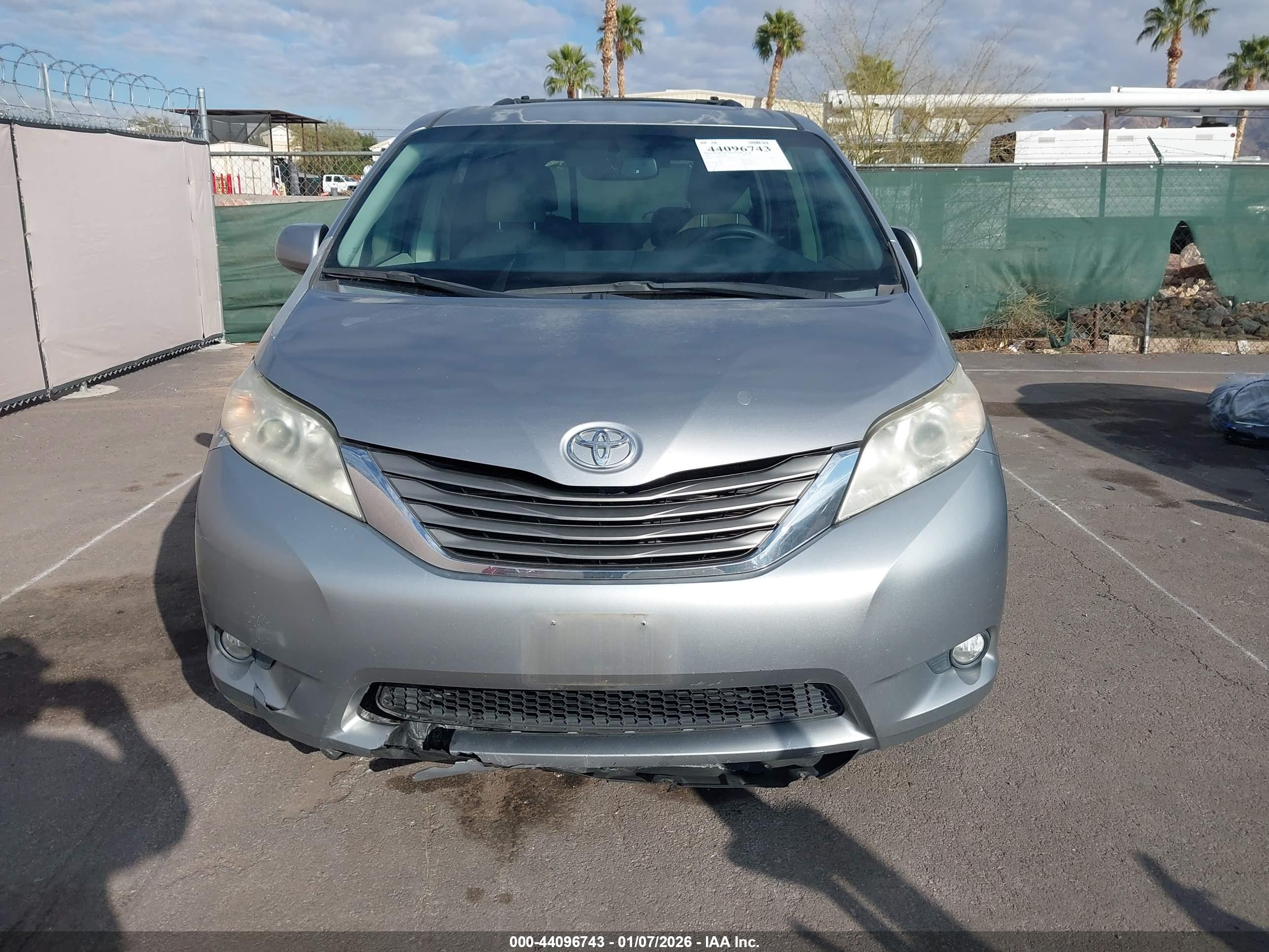 TOYOTA SIENNA image 6