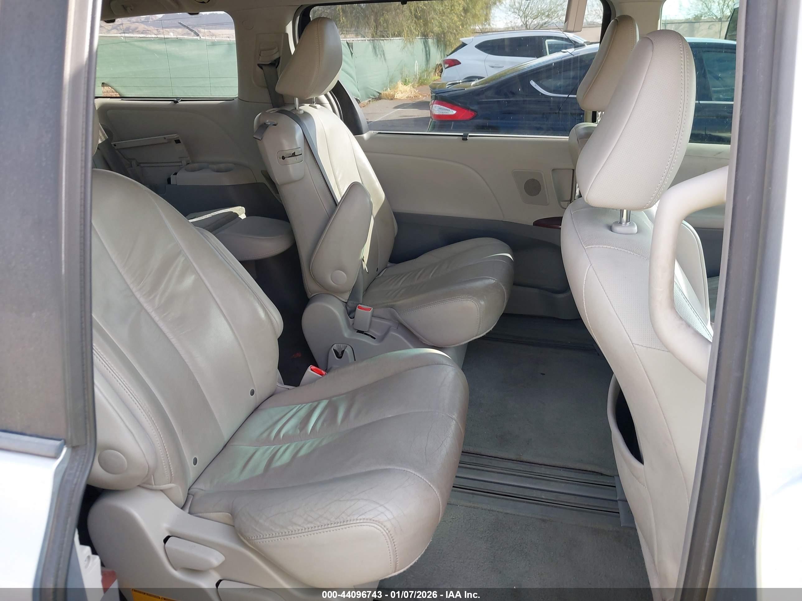 TOYOTA SIENNA image 8