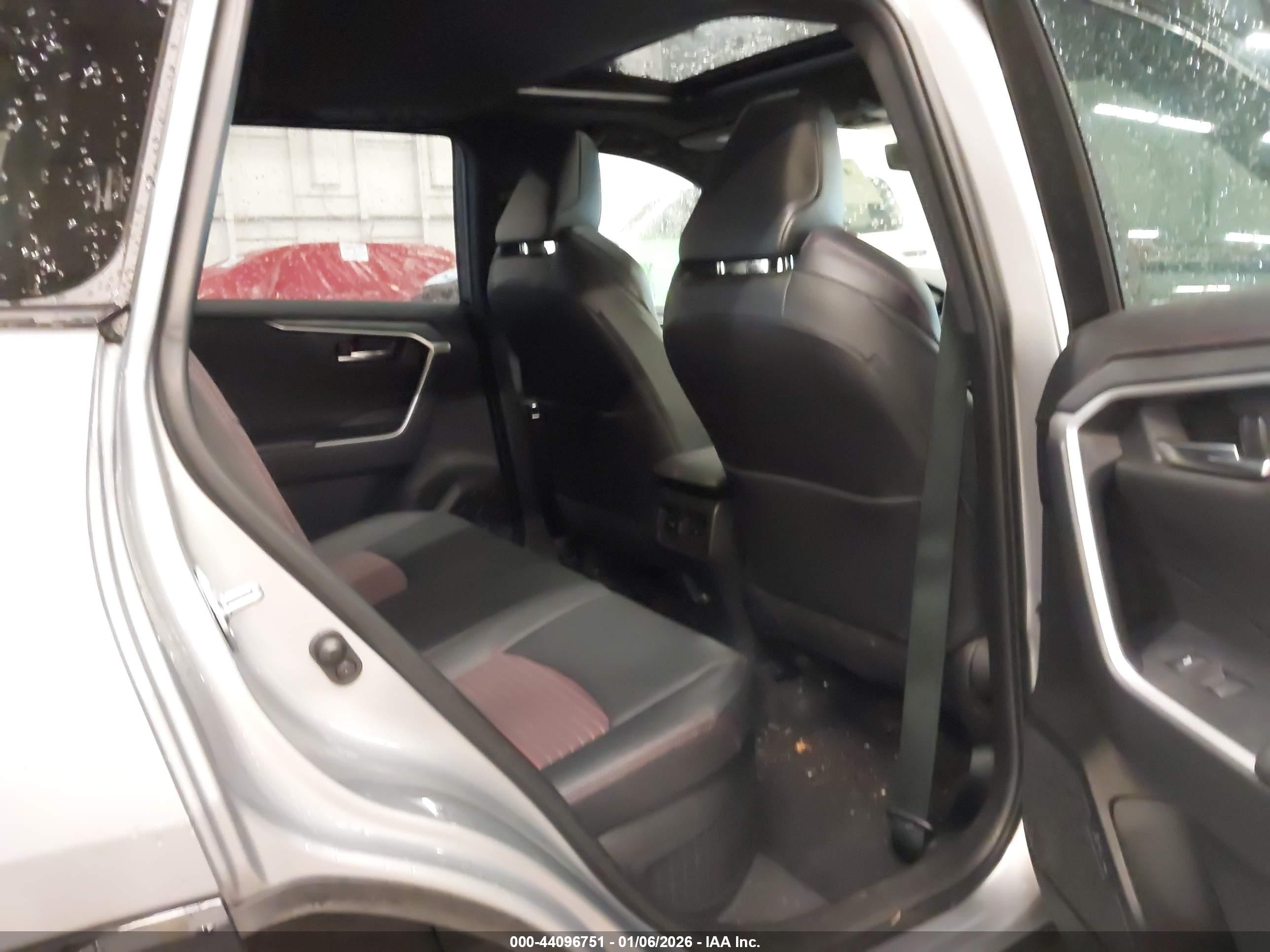 TOYOTA RAV4 image 8
