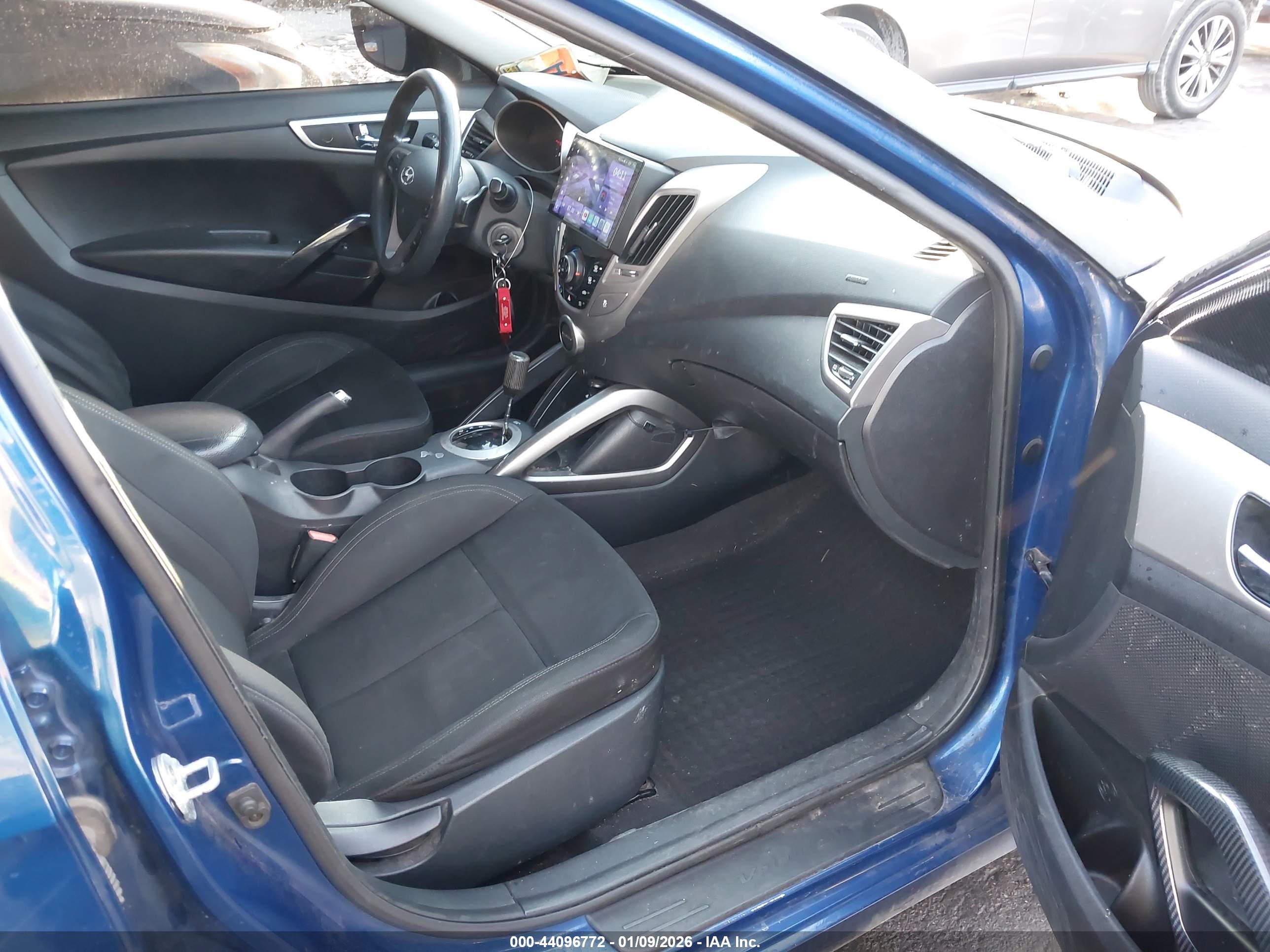 HYUNDAI VELOSTER image 5