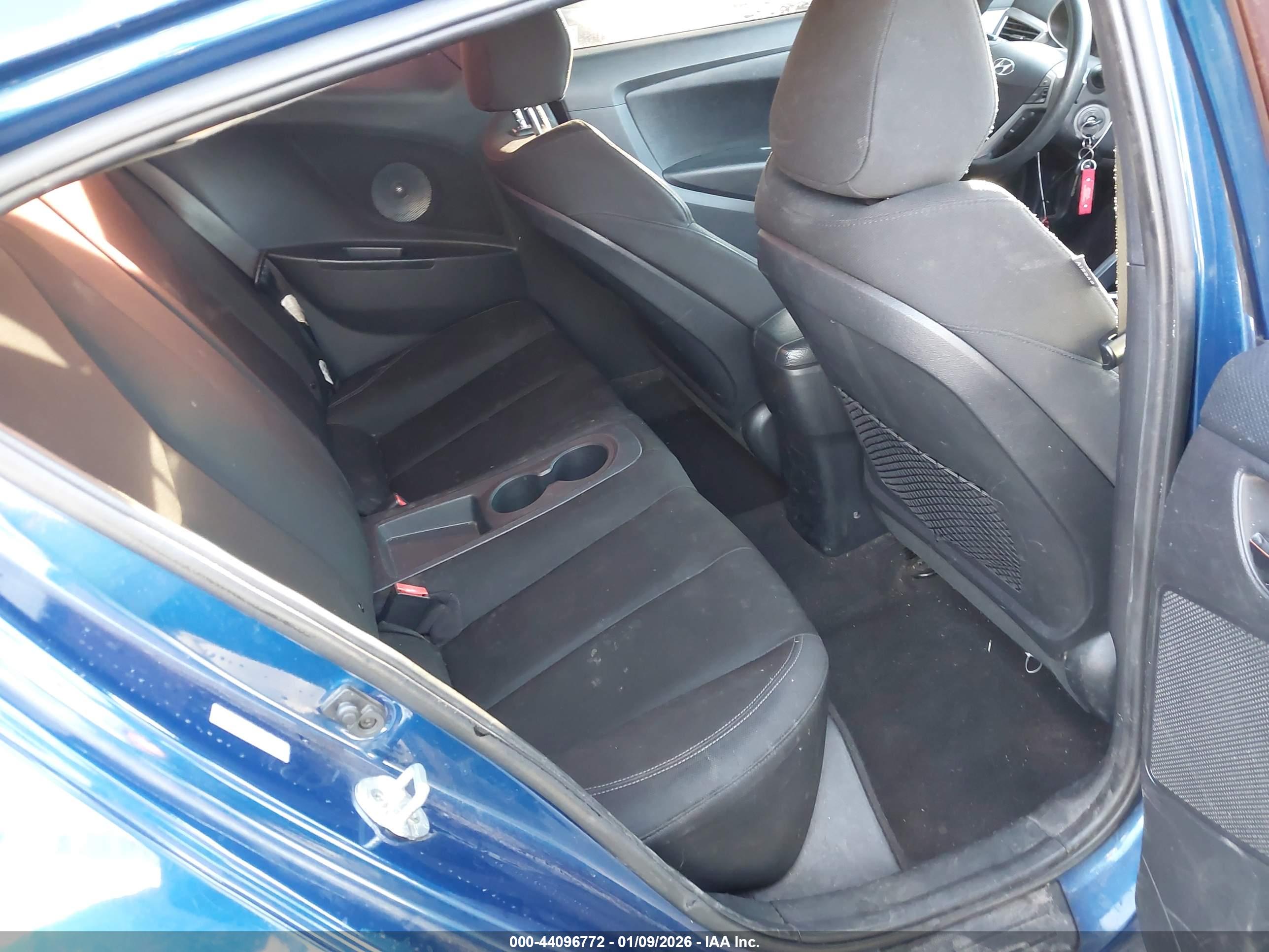 HYUNDAI VELOSTER image 8