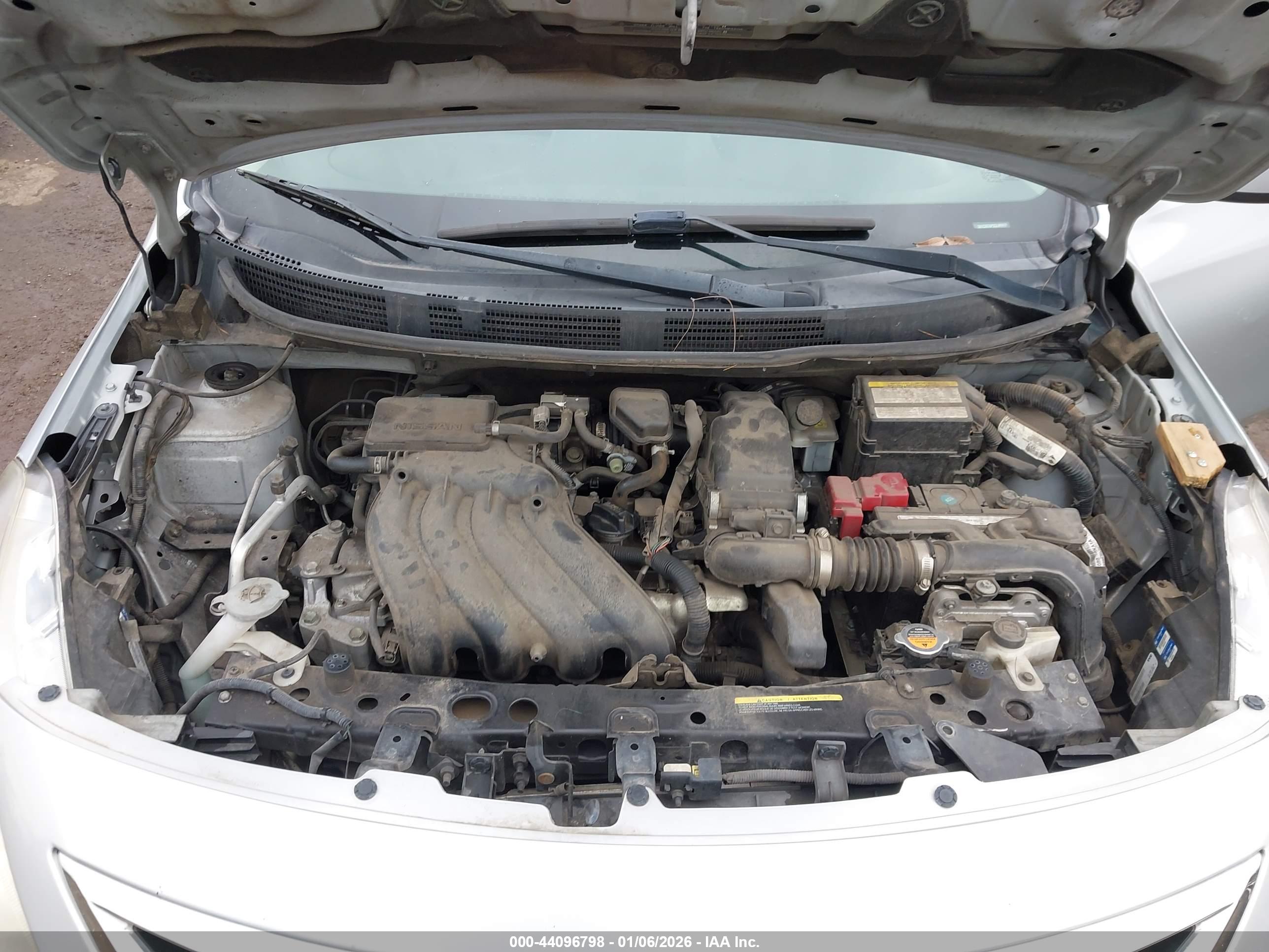 NISSAN VERSA image 10