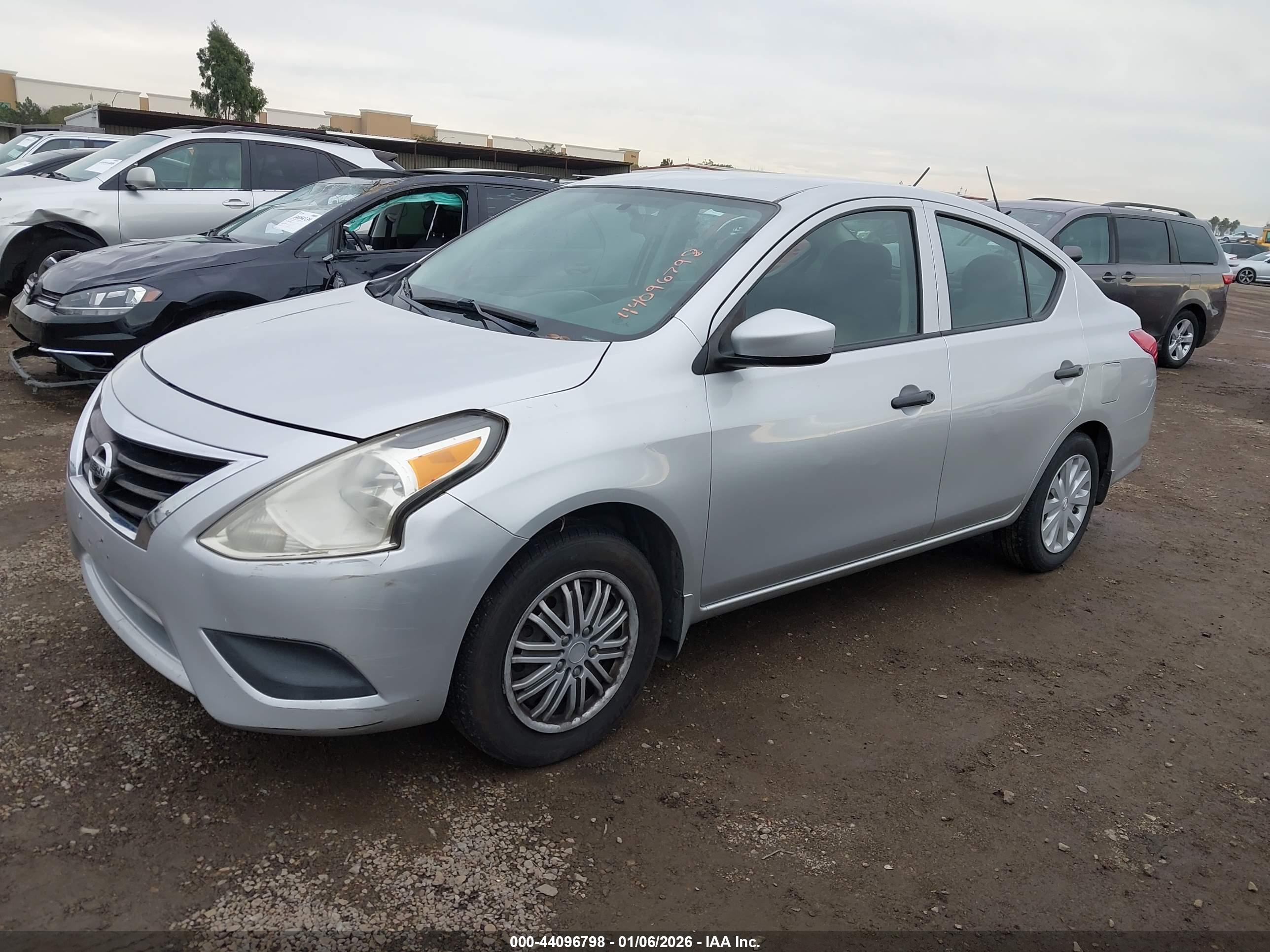 NISSAN VERSA image 2
