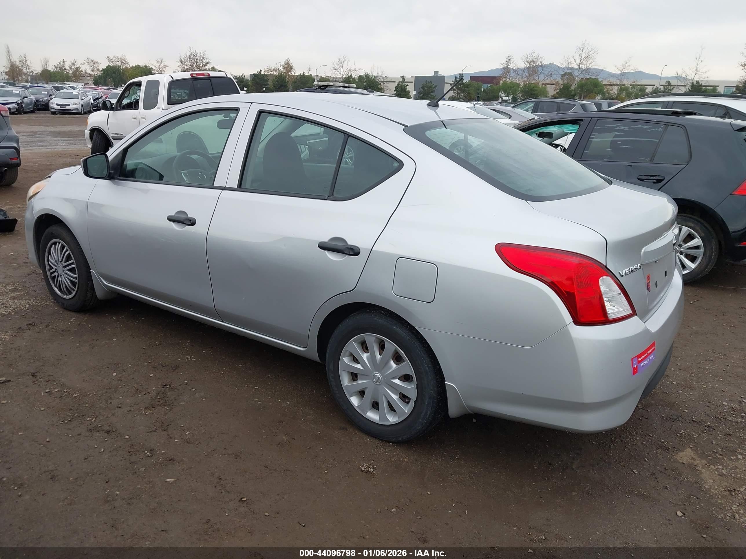 NISSAN VERSA image 3