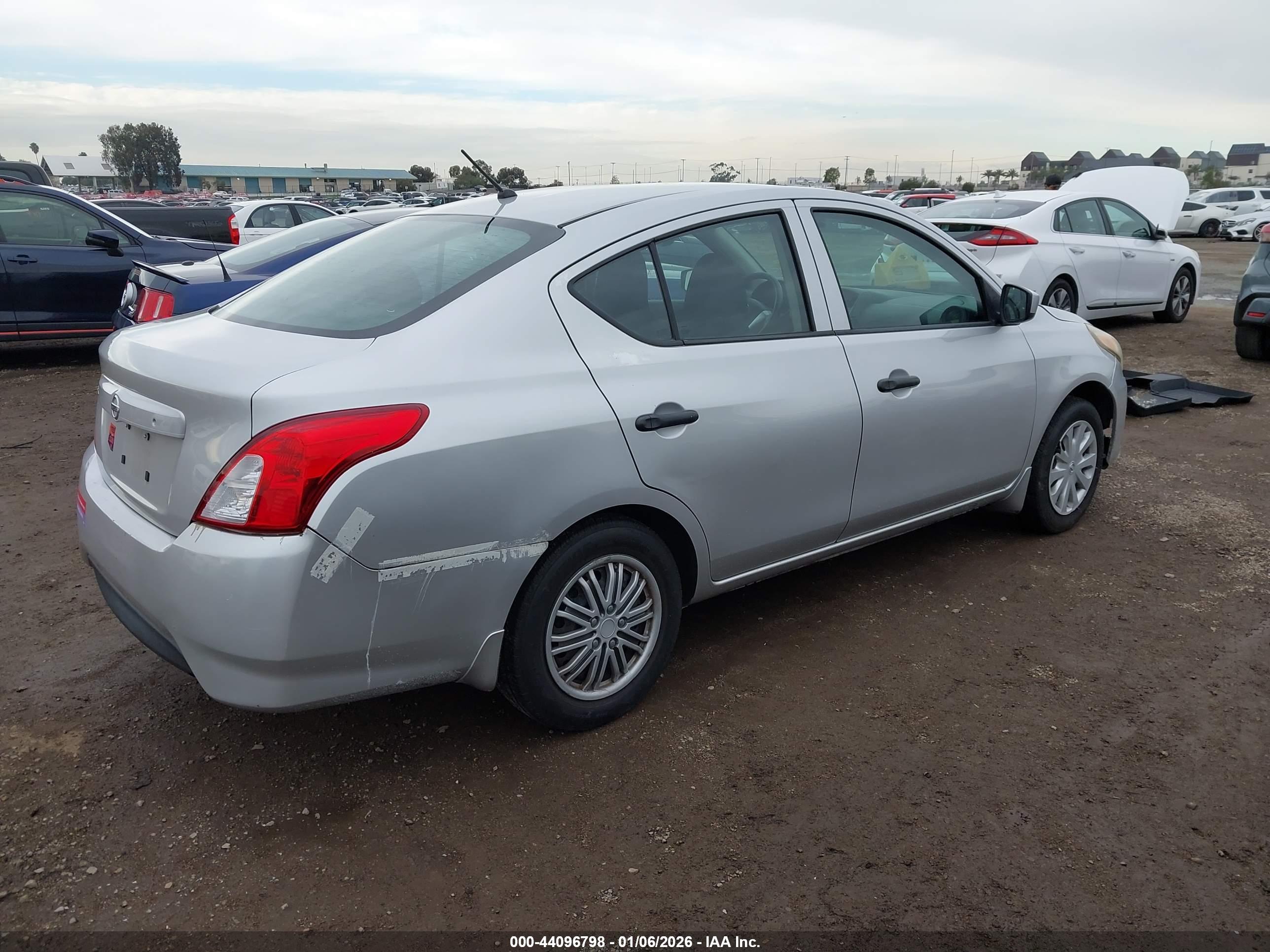 NISSAN VERSA image 4