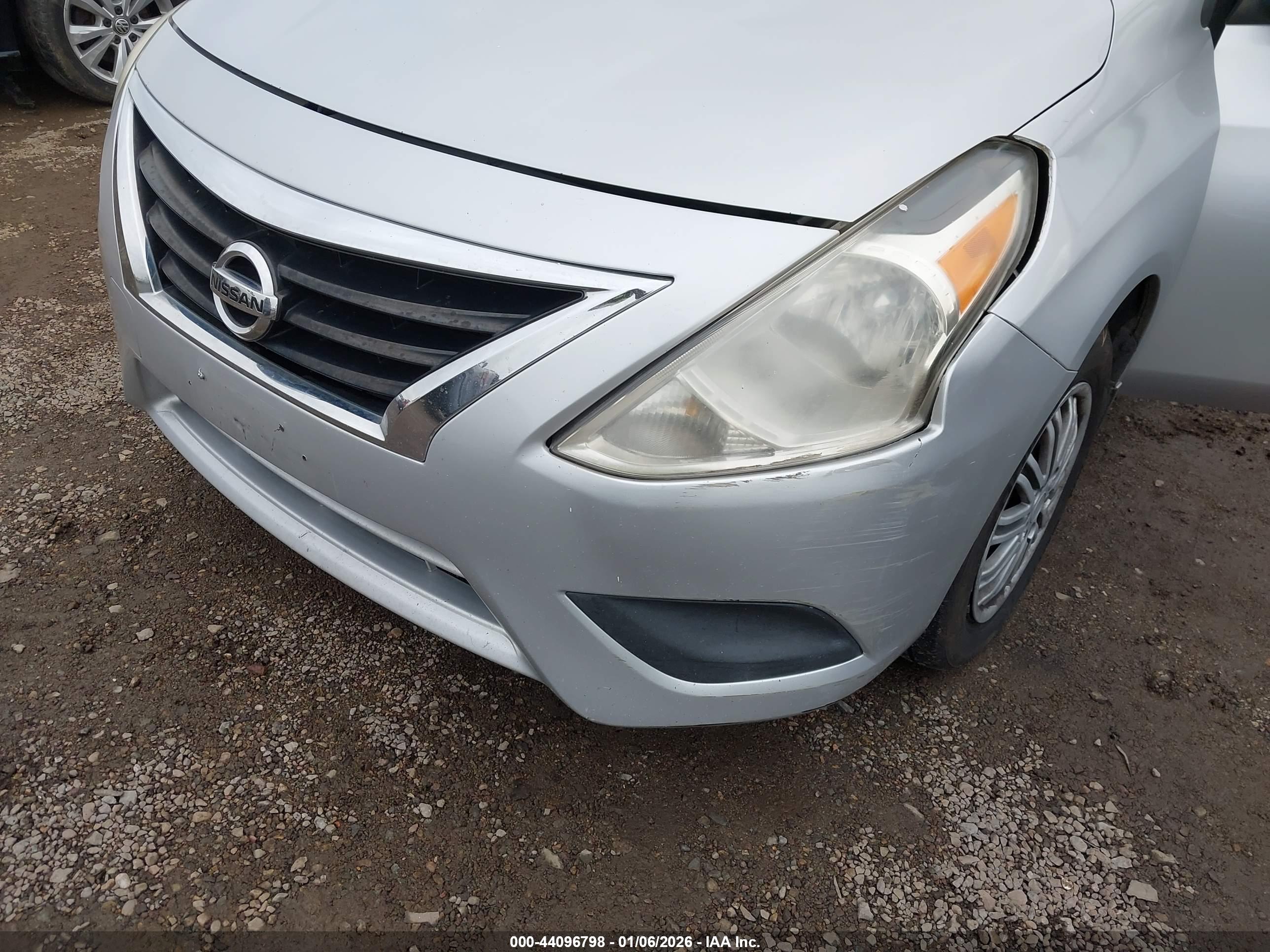 NISSAN VERSA image 6