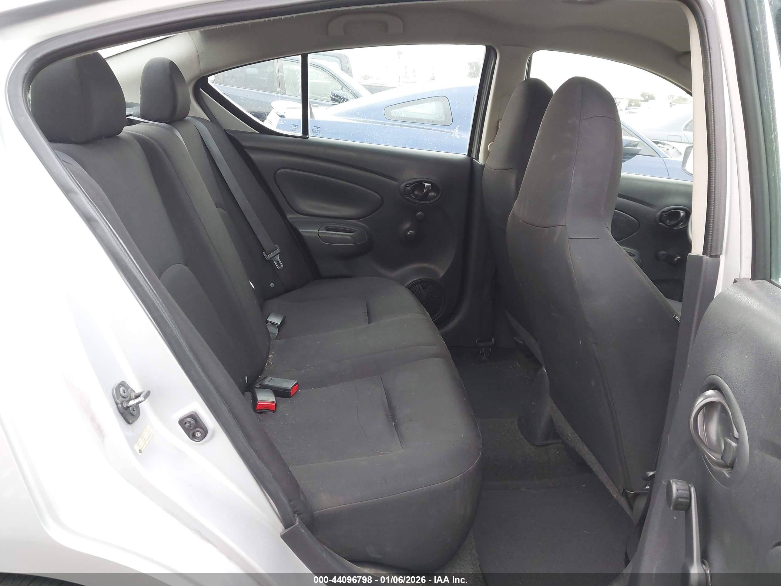 NISSAN VERSA image 8