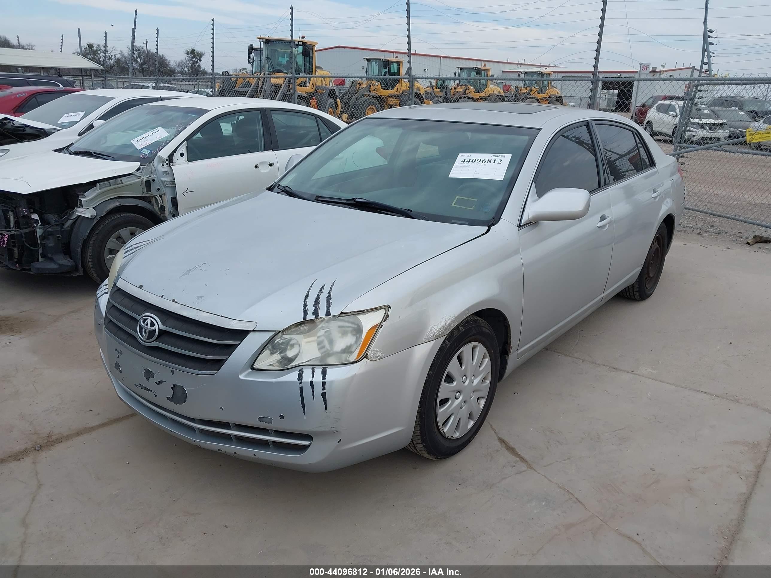 TOYOTA AVALON image 2