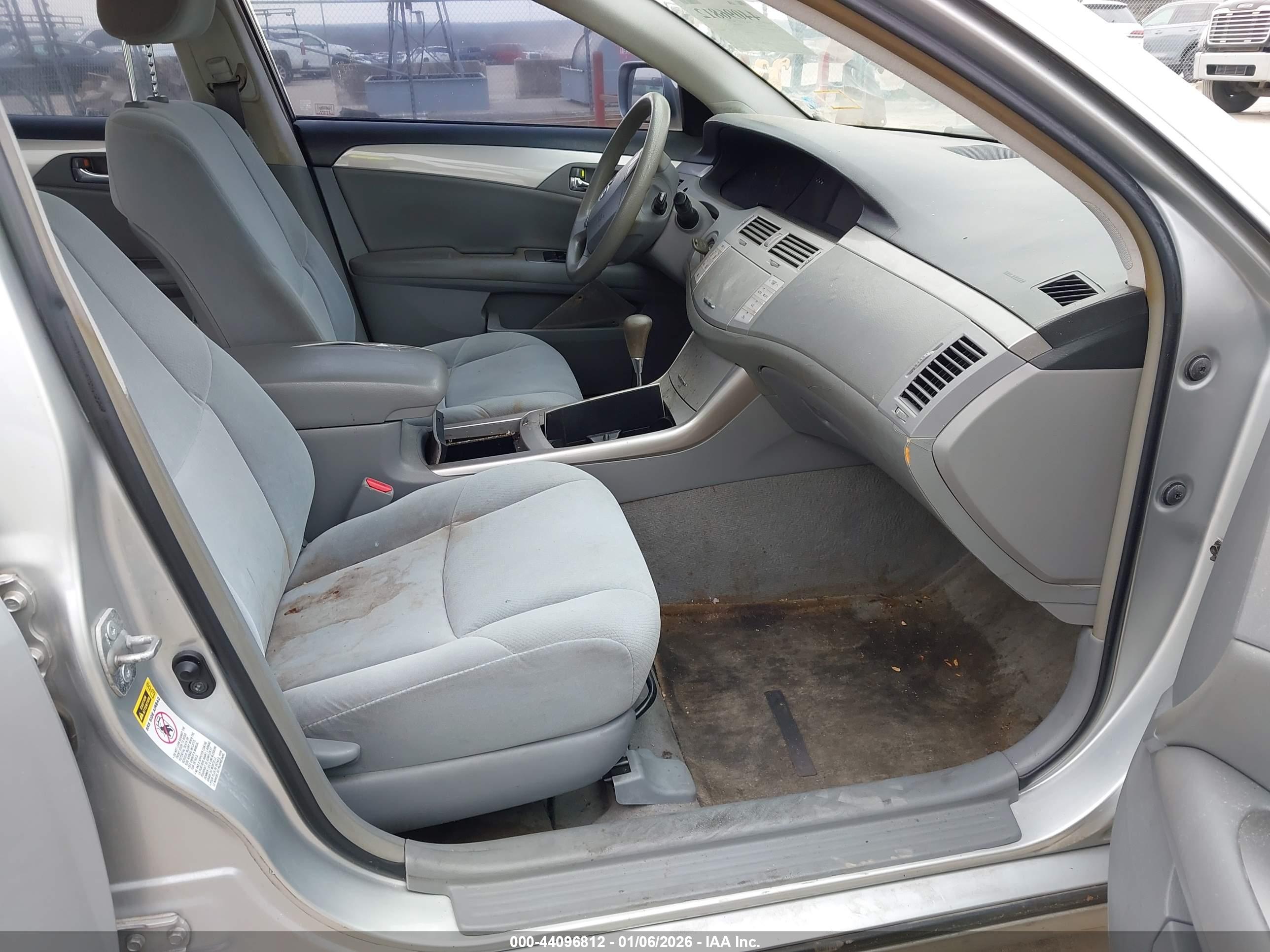 TOYOTA AVALON image 5