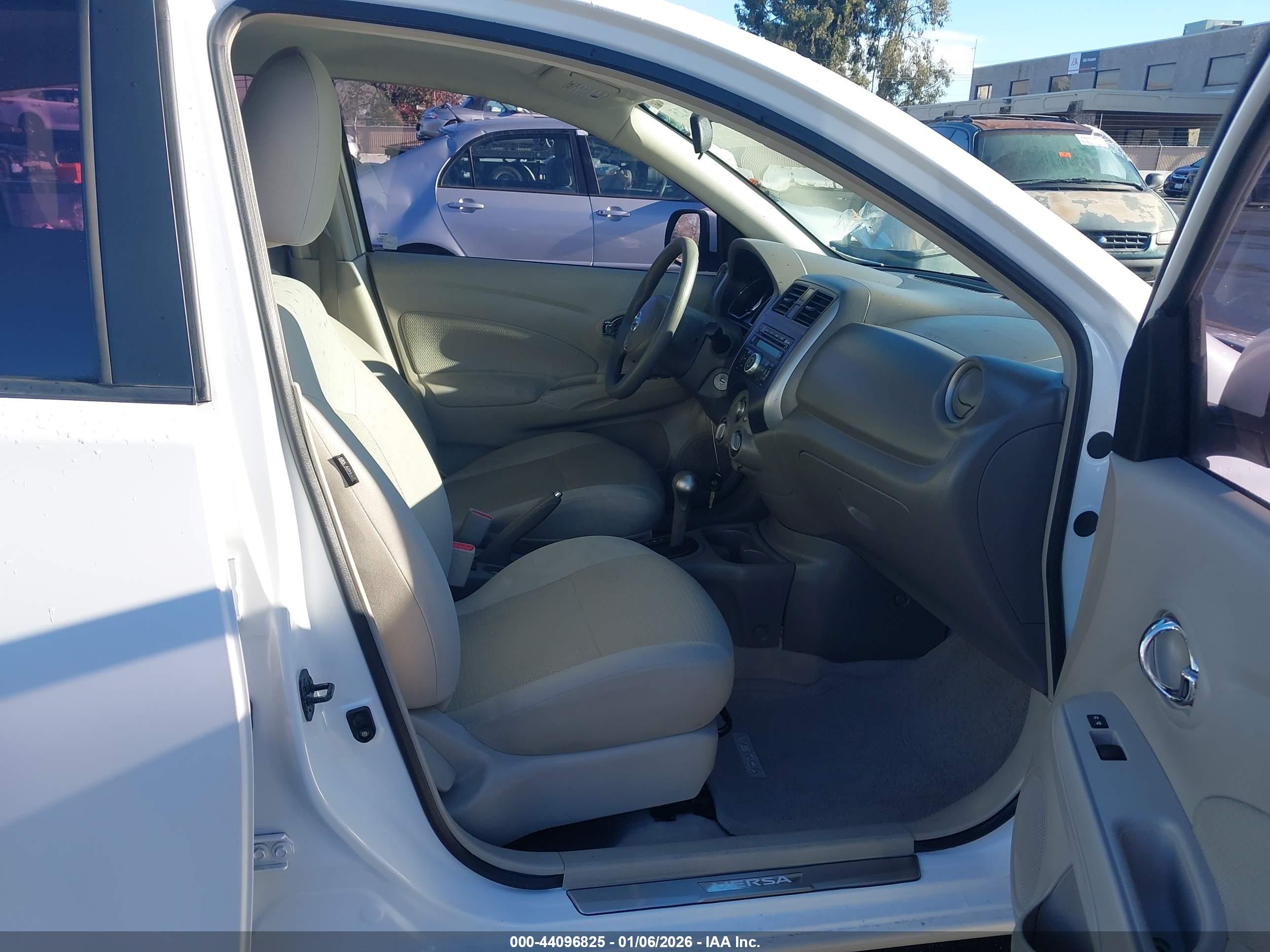 NISSAN VERSA image 5