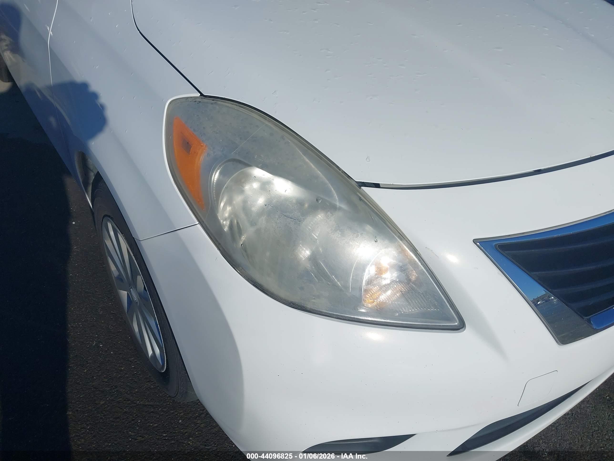 NISSAN VERSA image 6