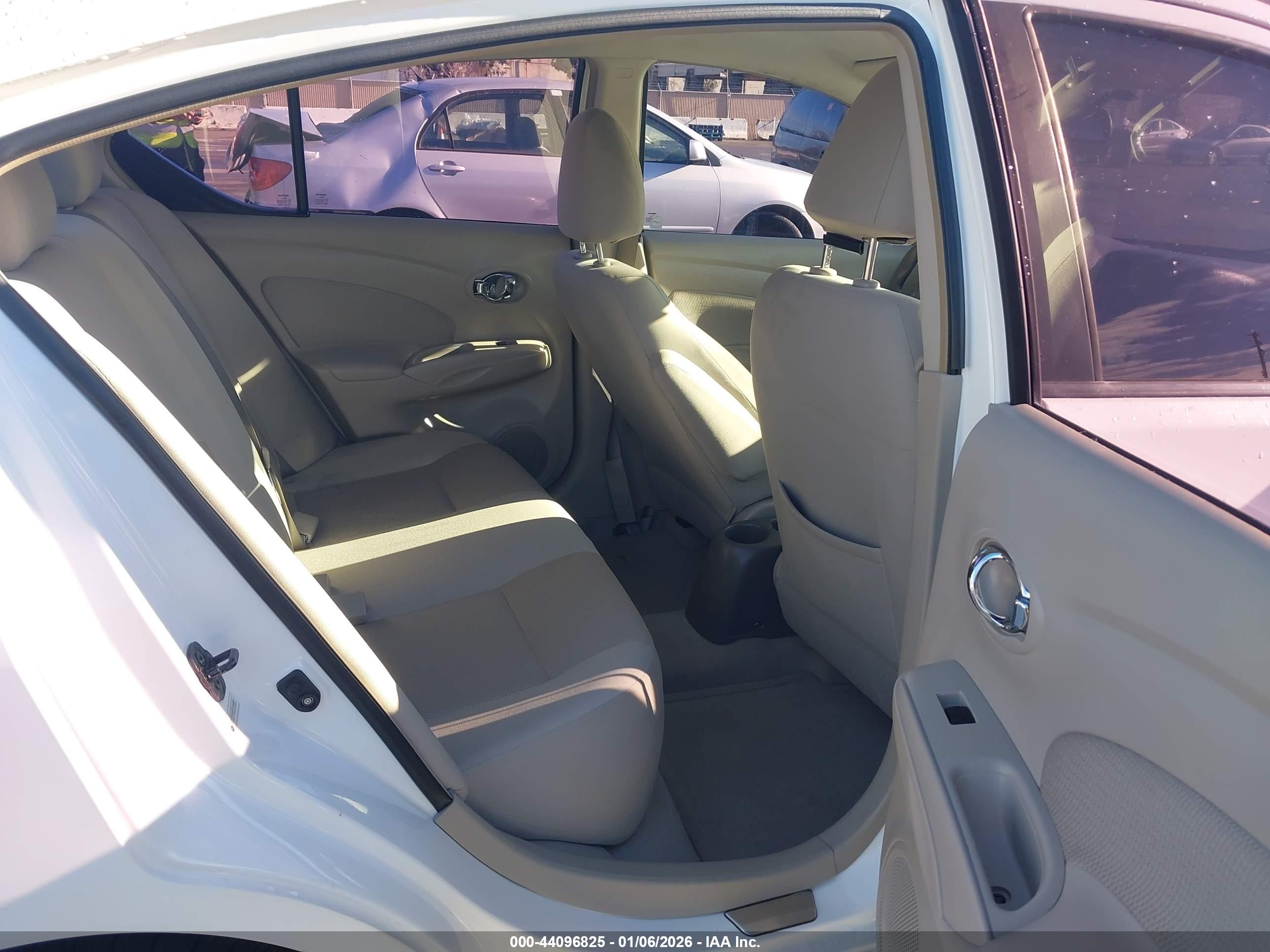NISSAN VERSA image 8