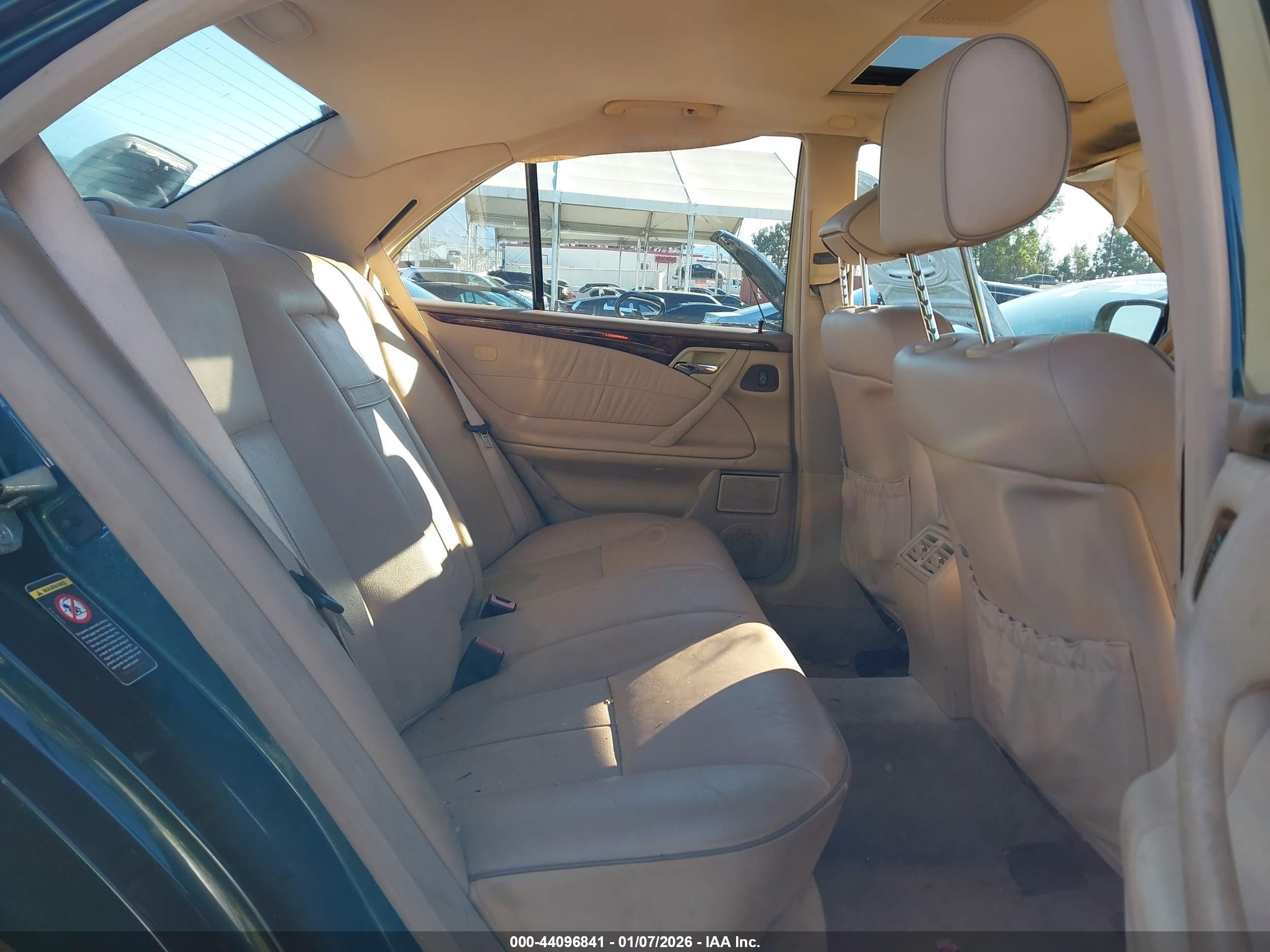 MERCEDES-BENZ E image 8
