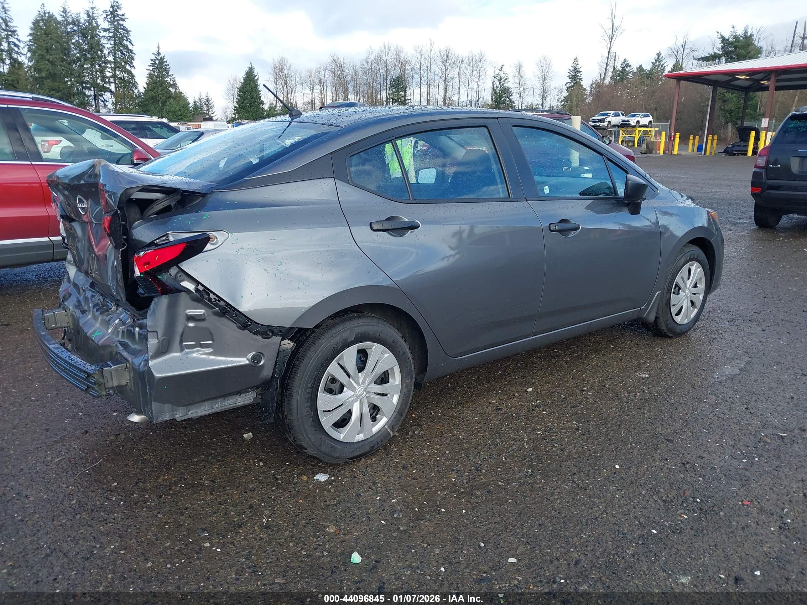 NISSAN VERSA image 4