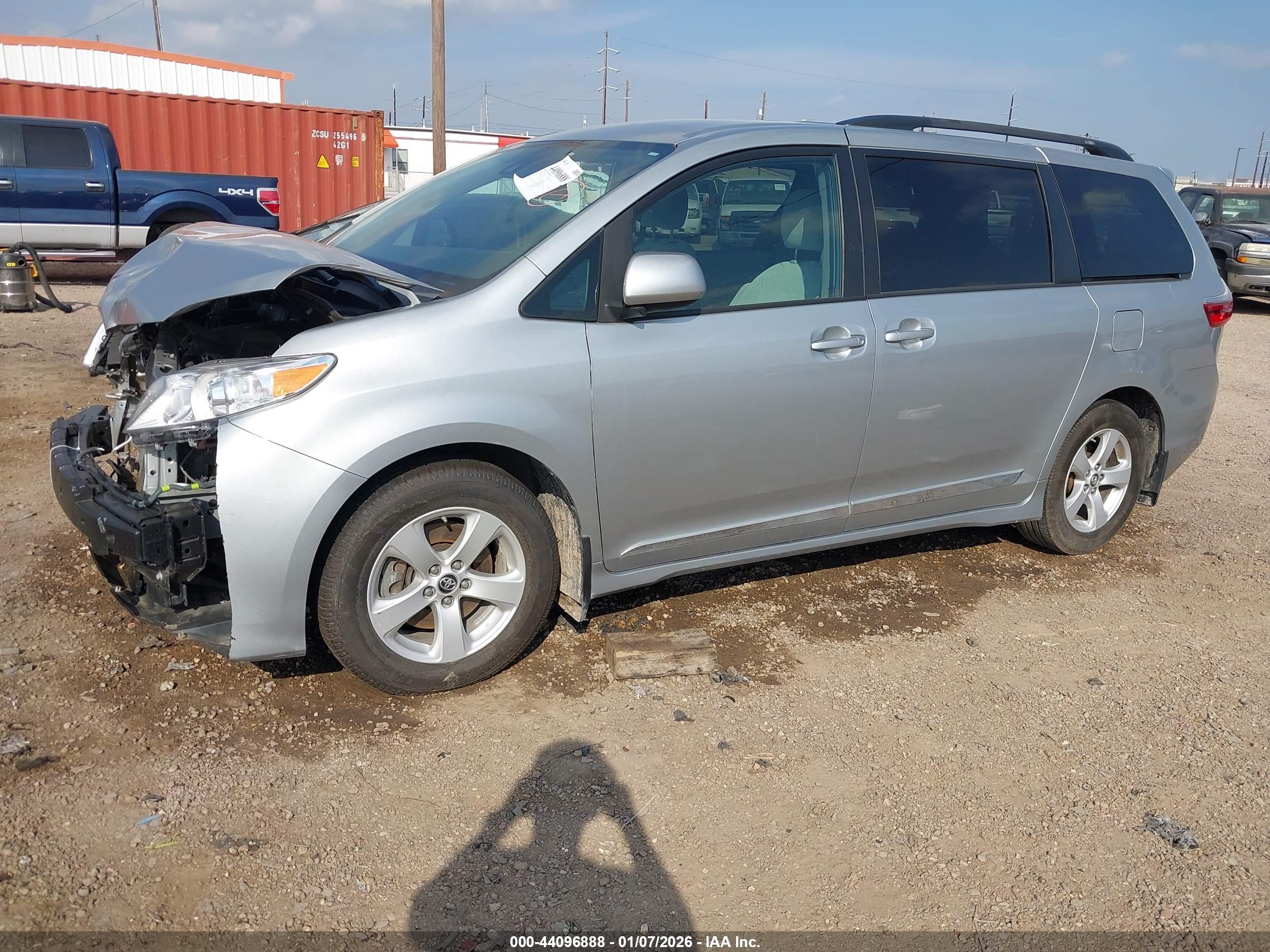 TOYOTA SIENNA image 2