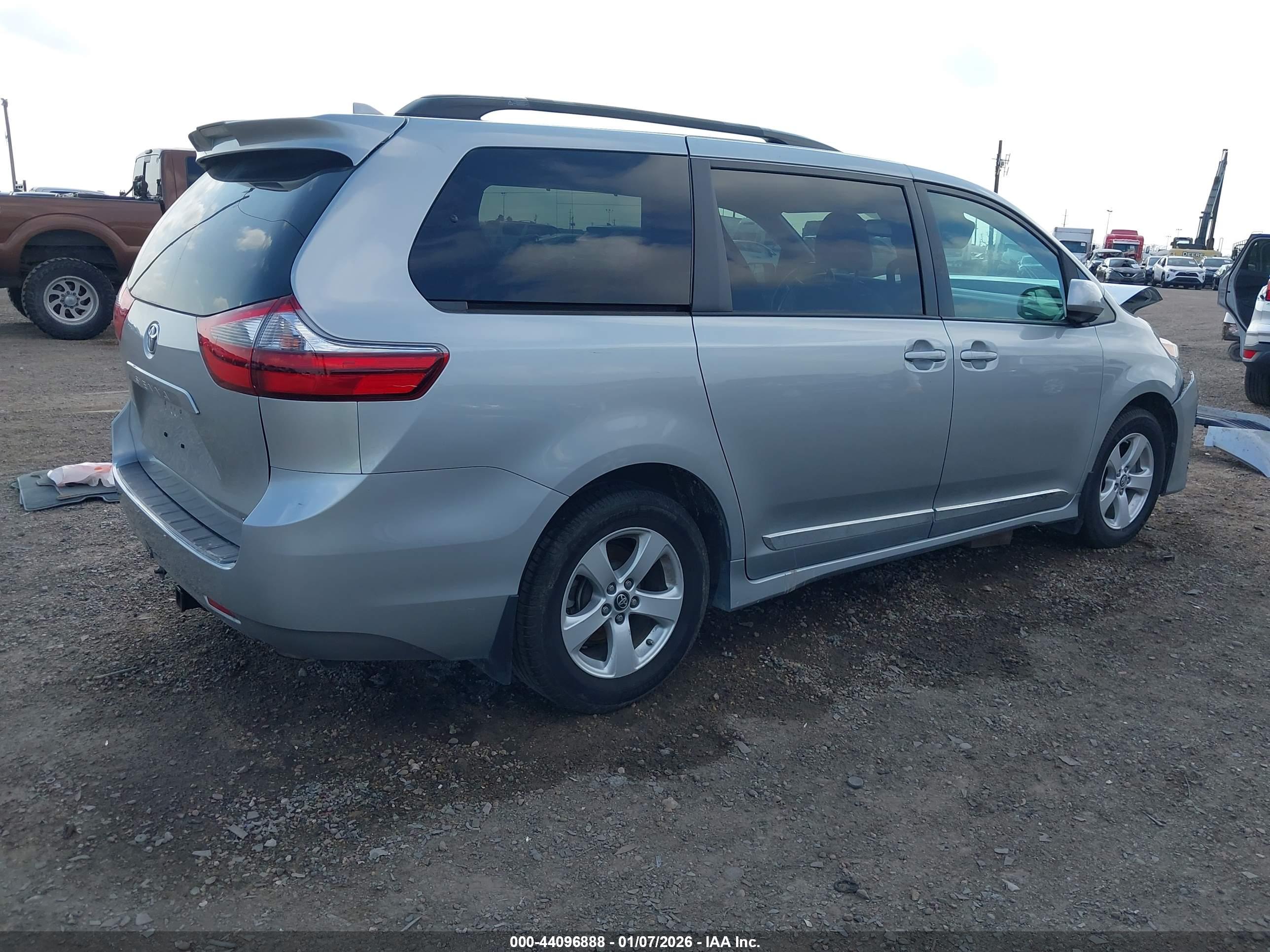 TOYOTA SIENNA image 4