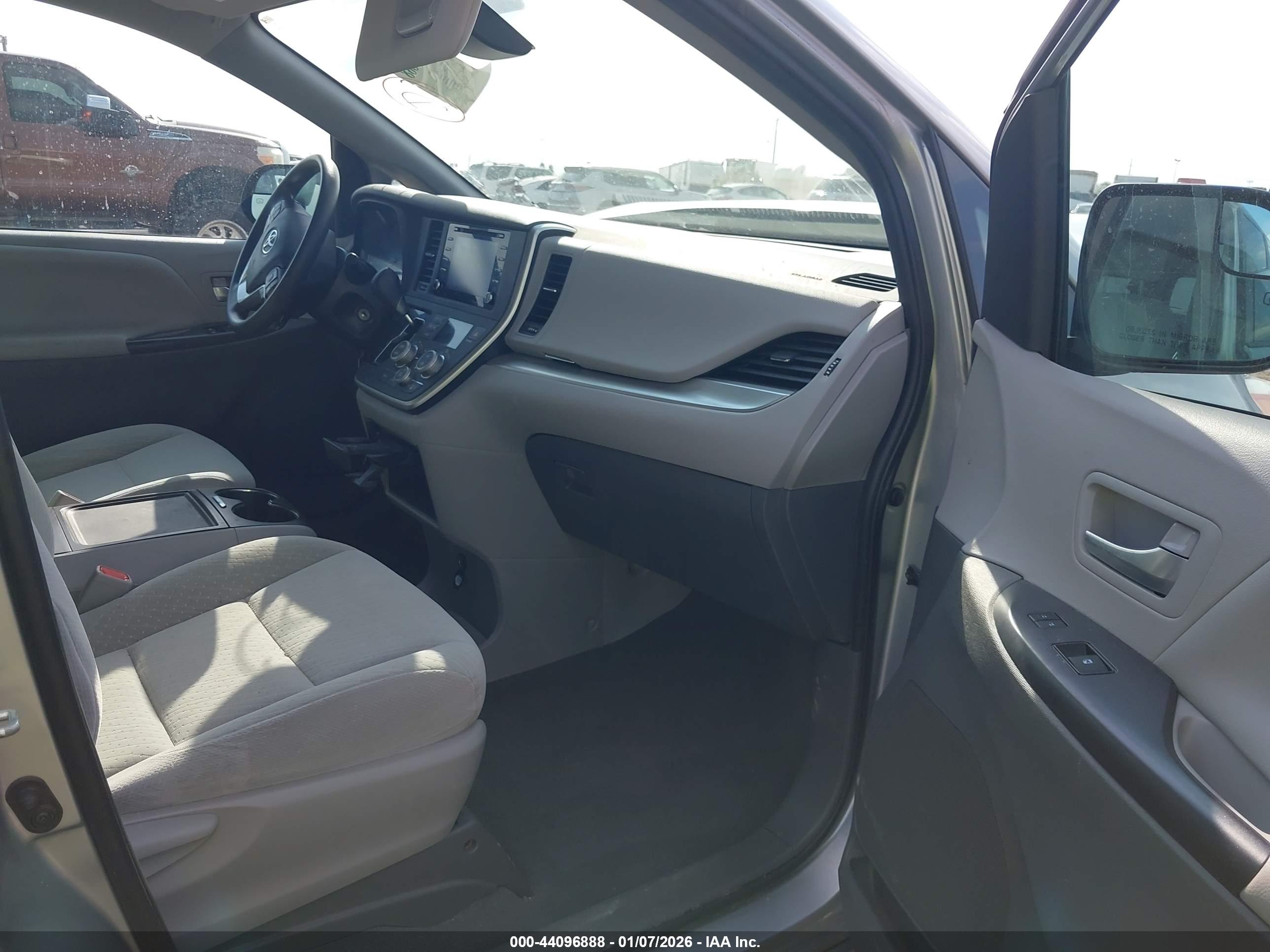 TOYOTA SIENNA image 5