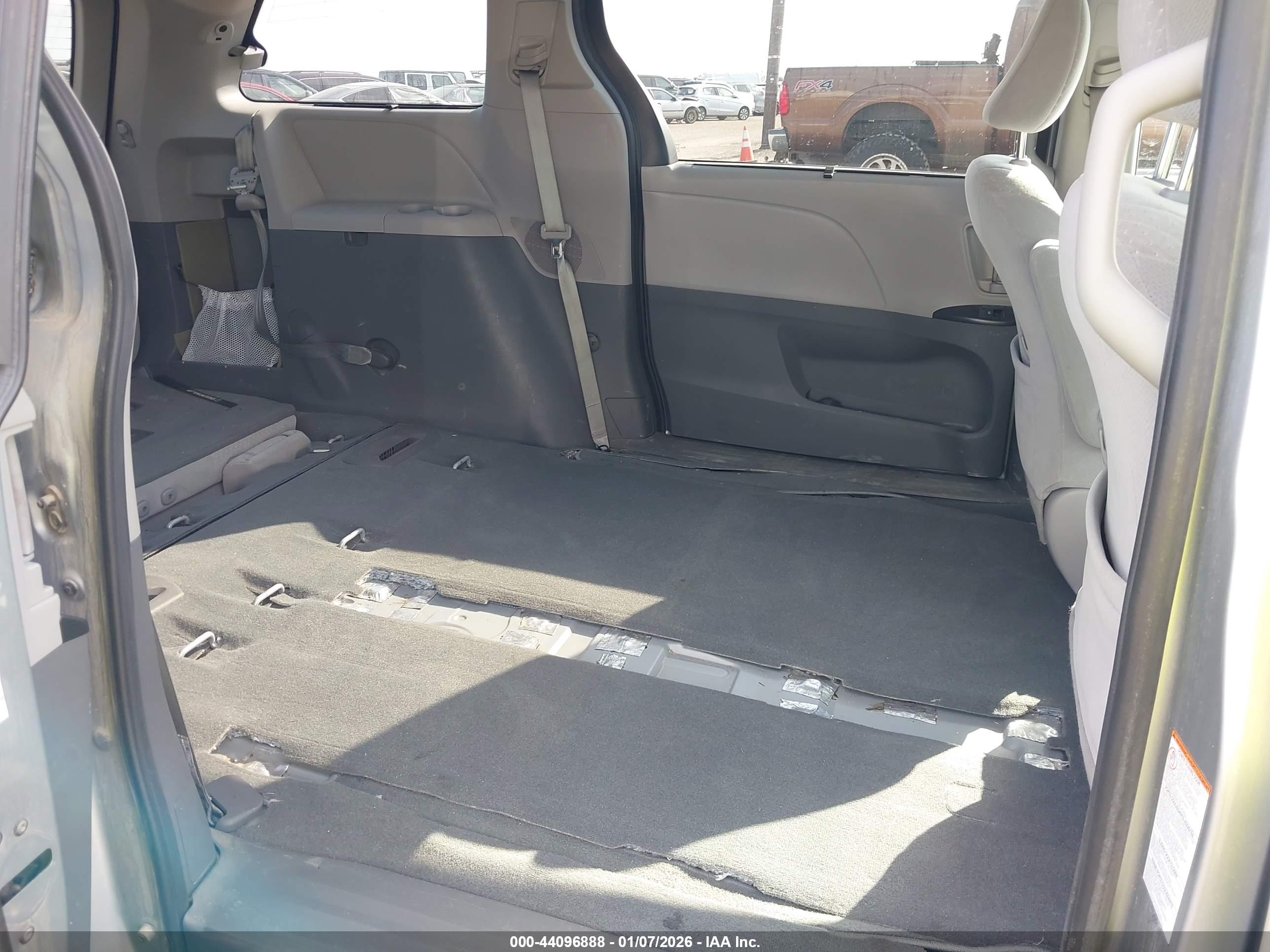 TOYOTA SIENNA image 8