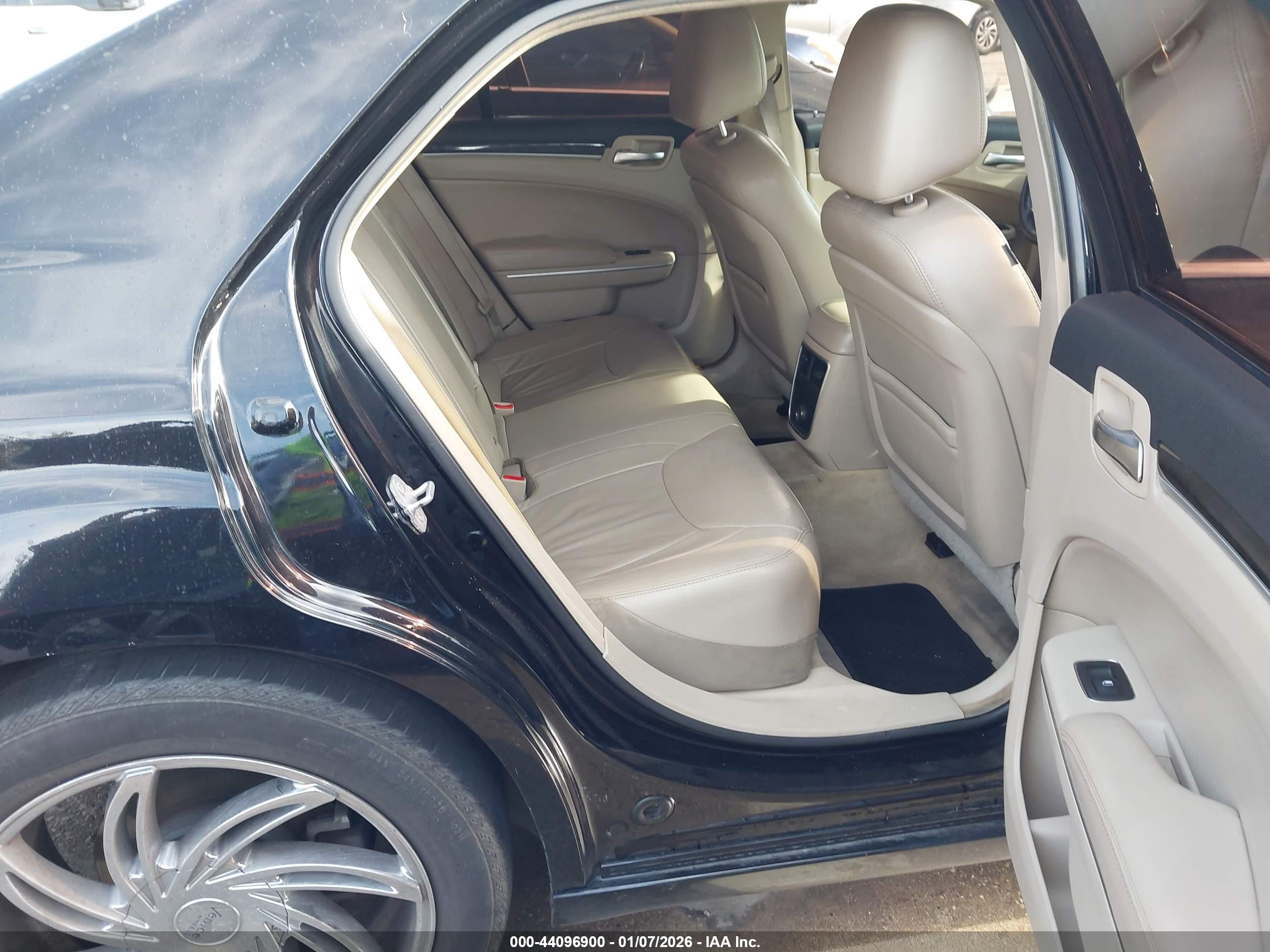 CHRYSLER 300 image 8