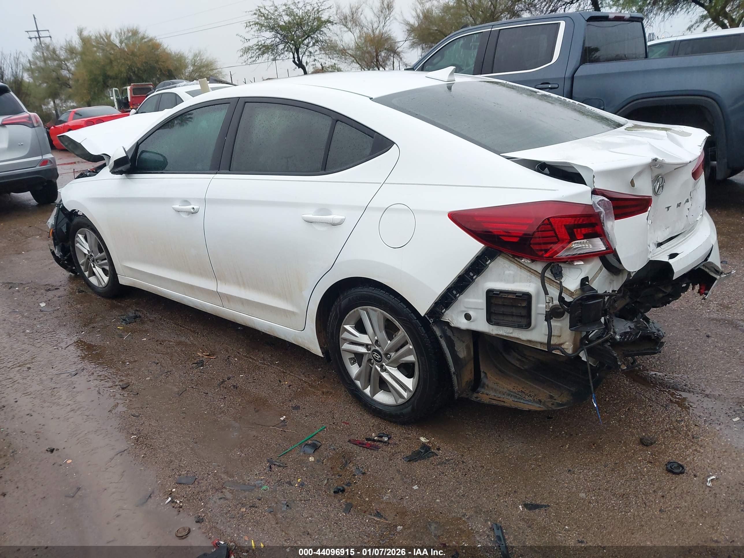 HYUNDAI ELANTRA image 3