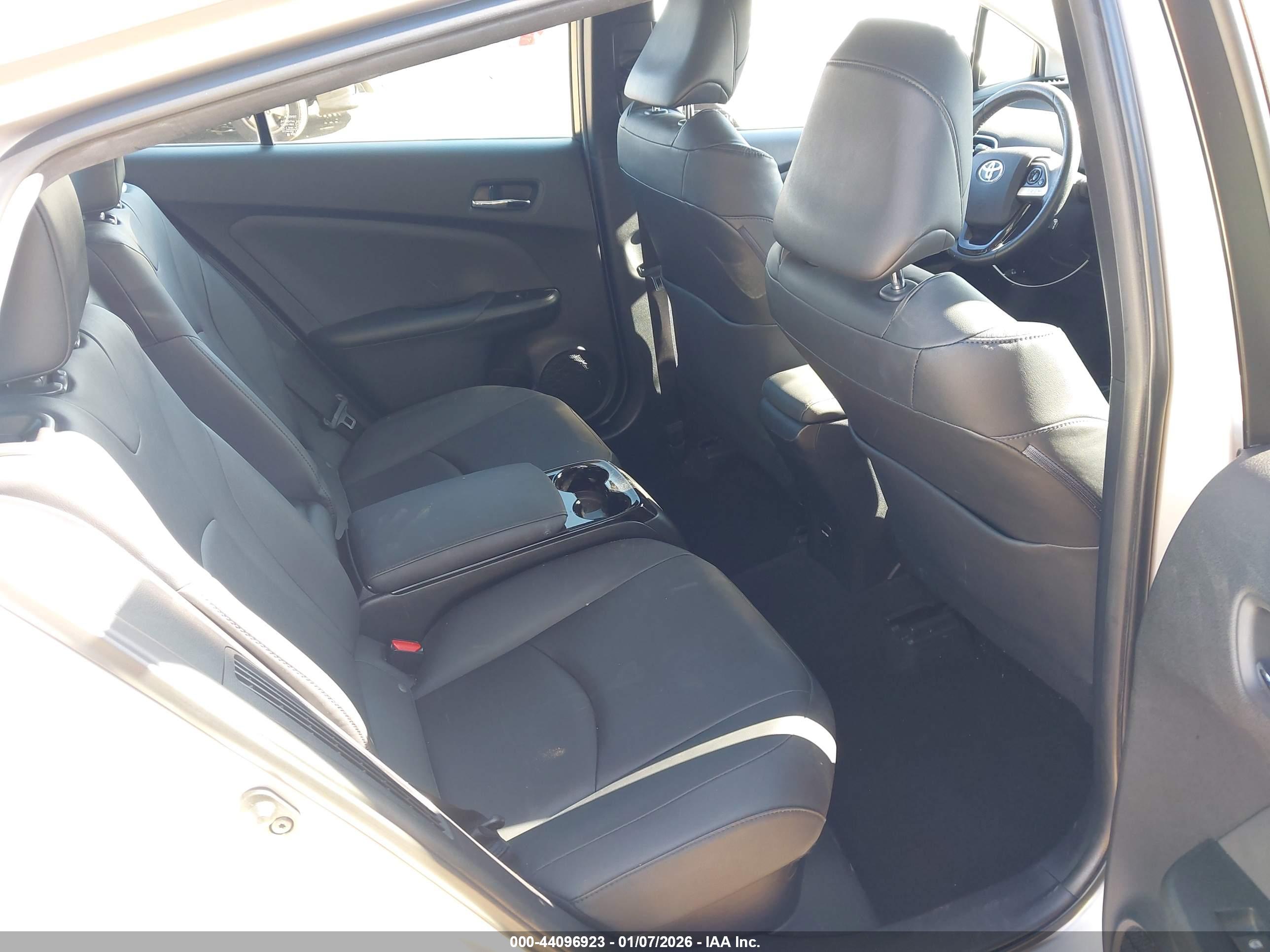 TOYOTA PRIUS image 8