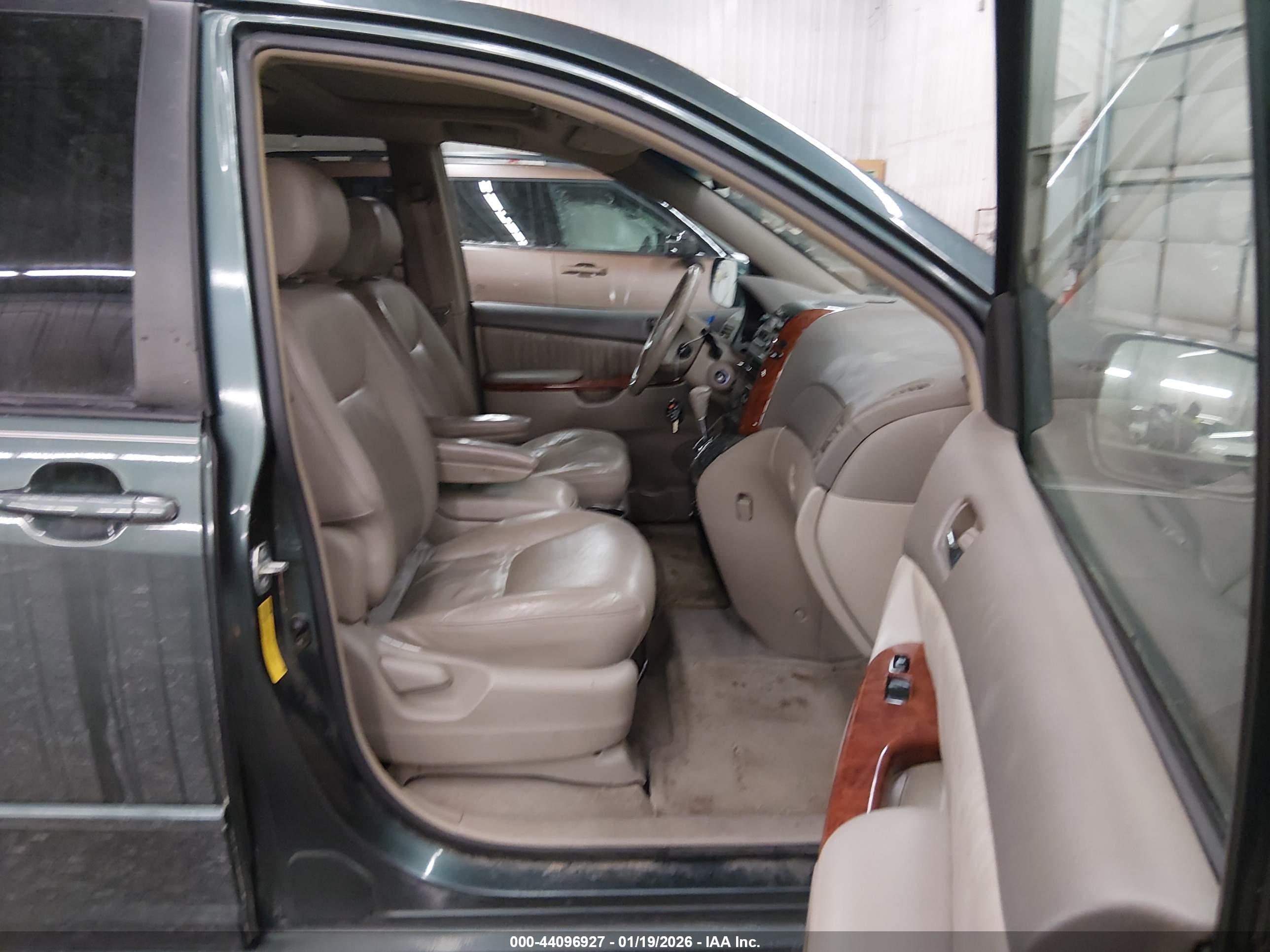TOYOTA SIENNA image 5