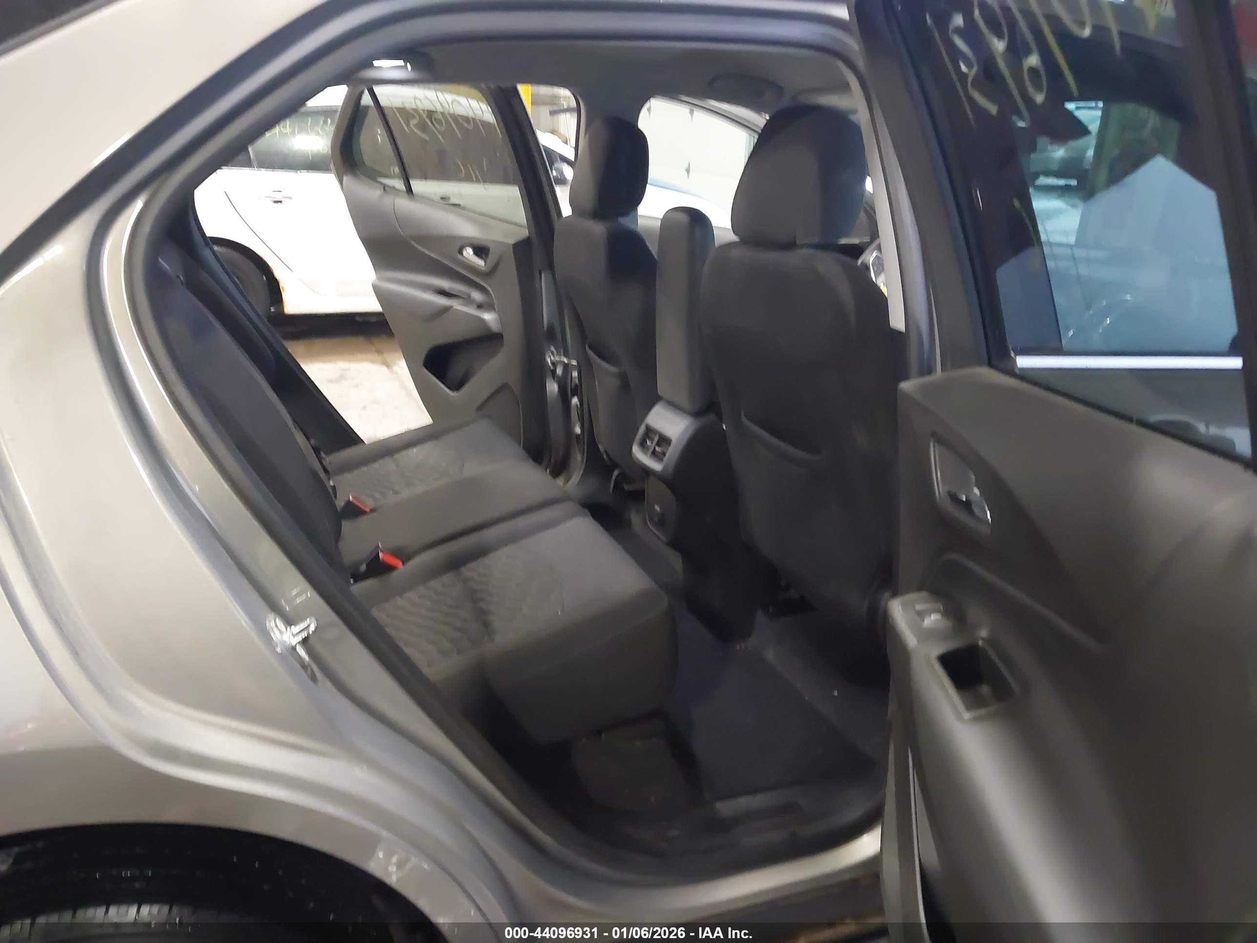 CHEVROLET EQUINOX image 8