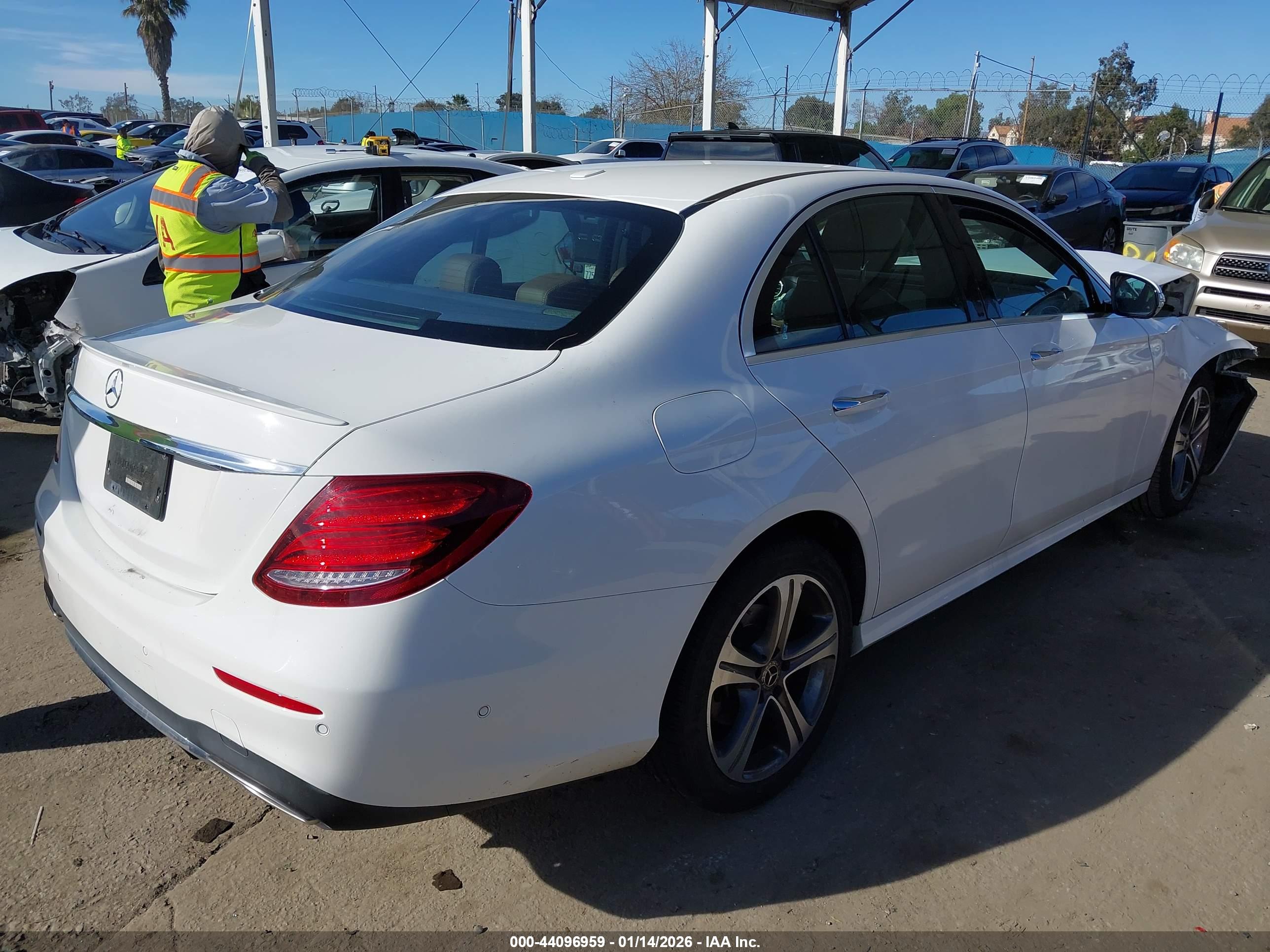 MERCEDES-BENZ E image 4