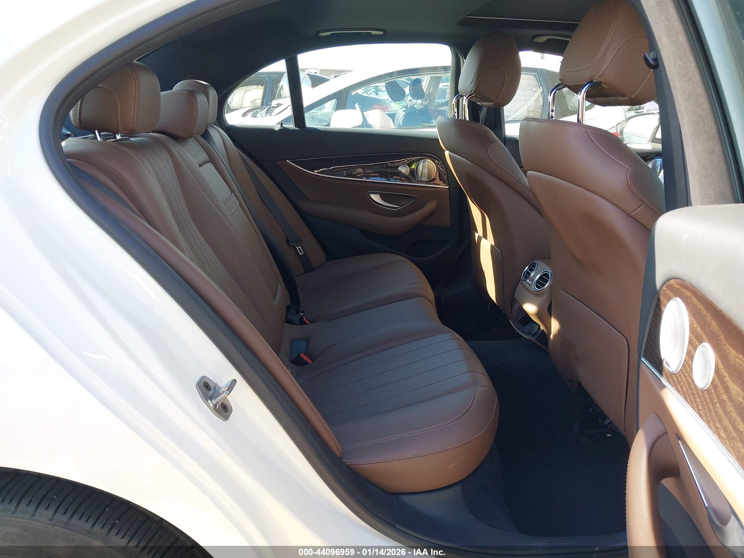 MERCEDES-BENZ E image 8