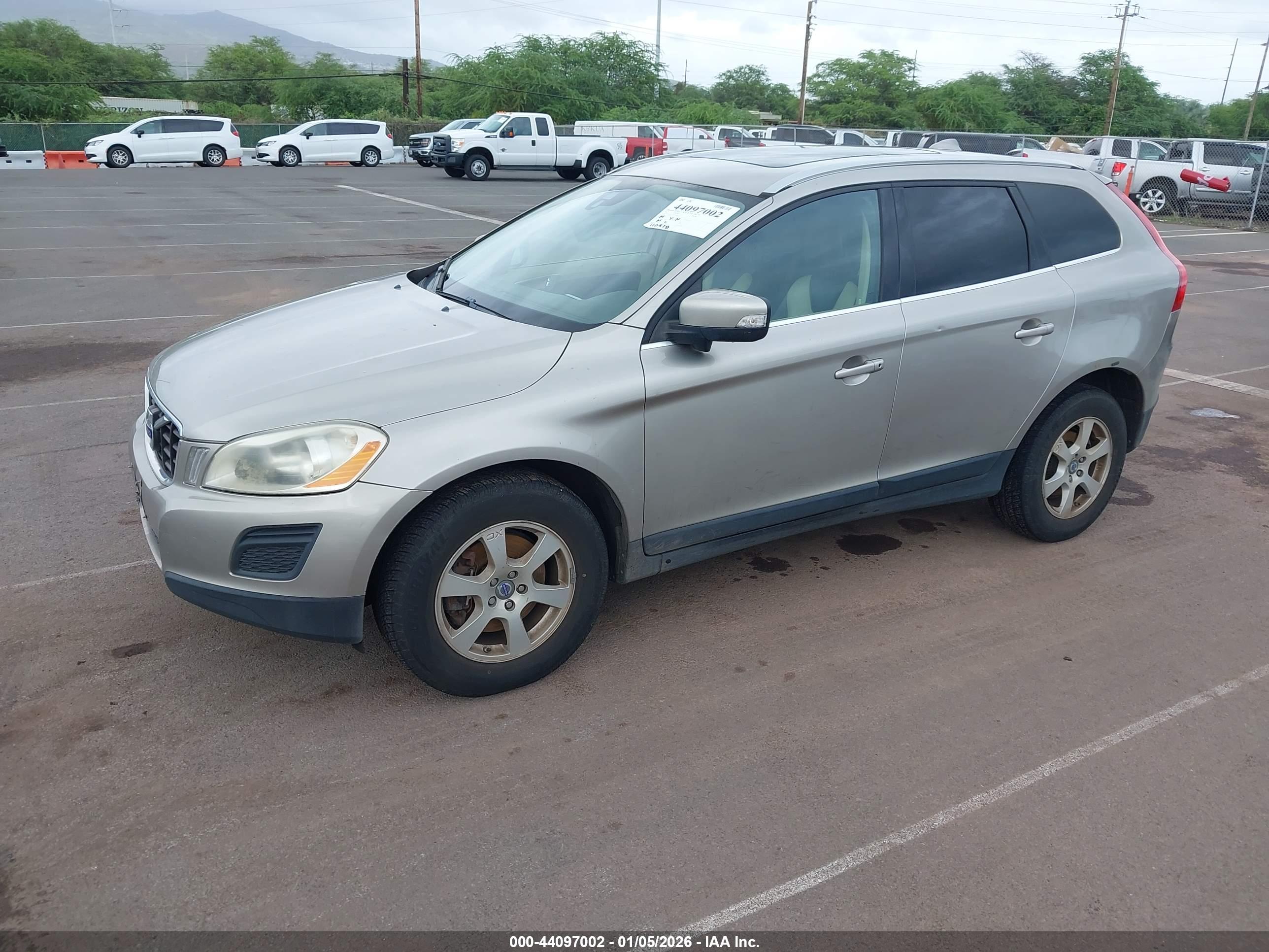 VOLVO XC60 image 2