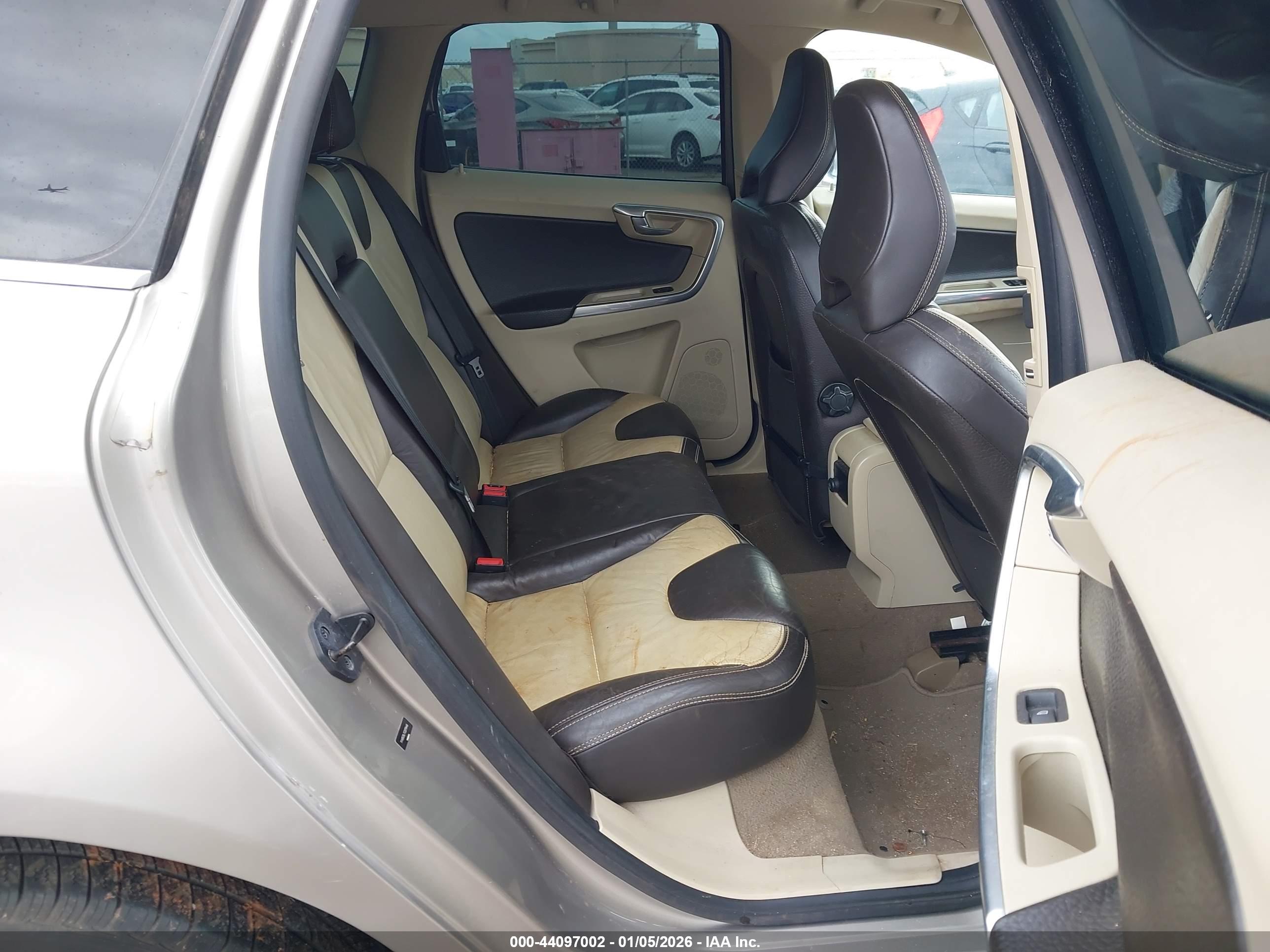 VOLVO XC60 image 8