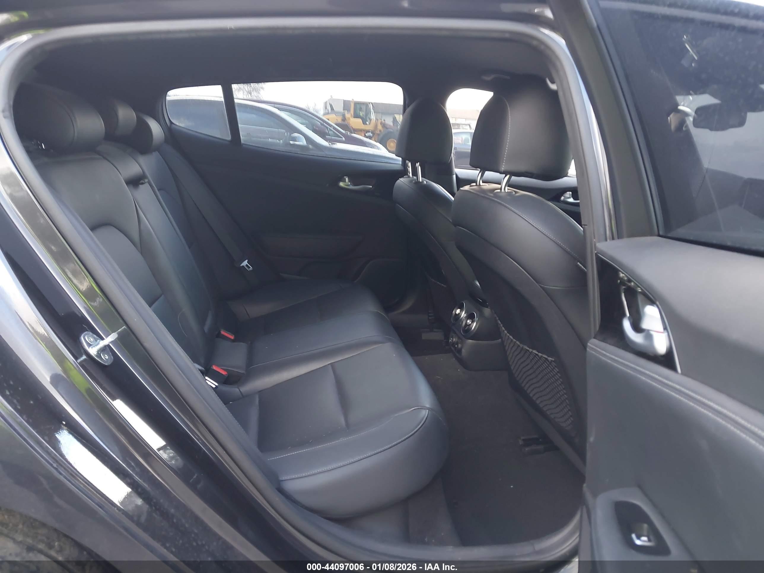 KIA STINGER image 8