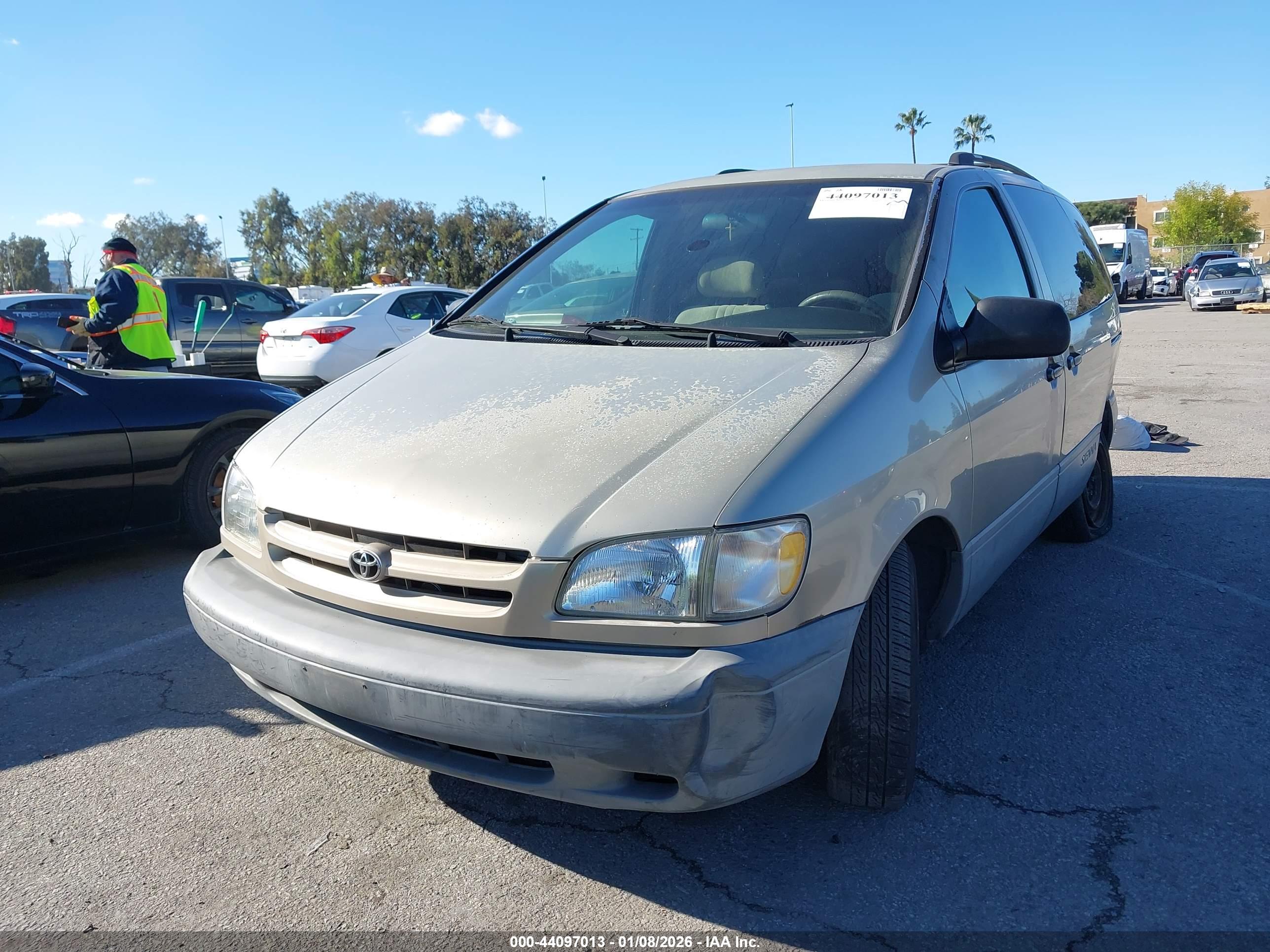 TOYOTA SIENNA image 2