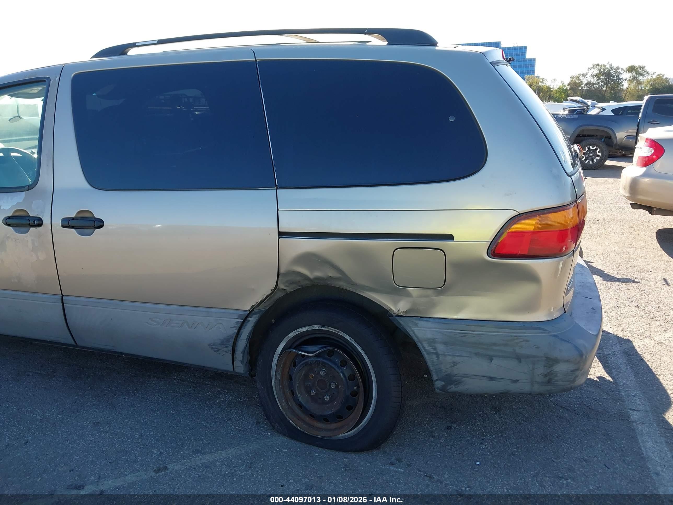 TOYOTA SIENNA image 6