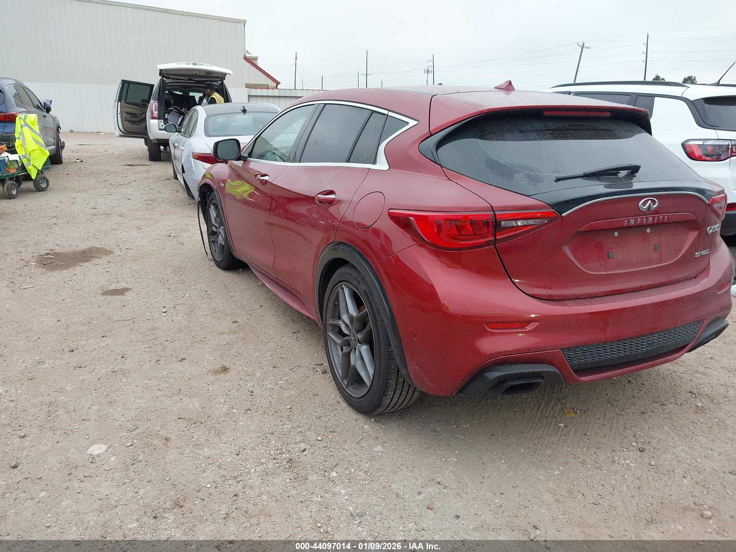 INFINITI QX30 image 3
