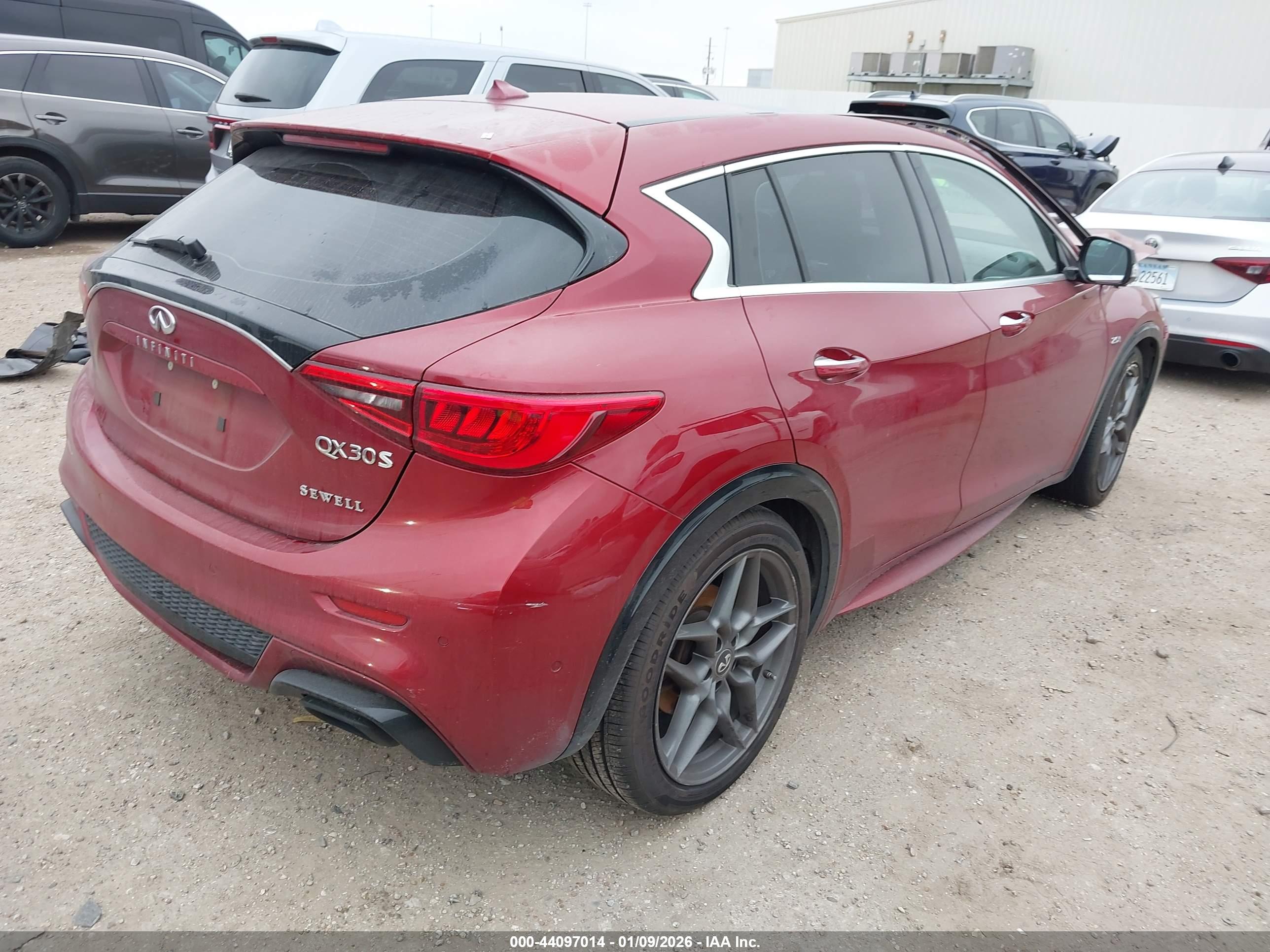 INFINITI QX30 image 4