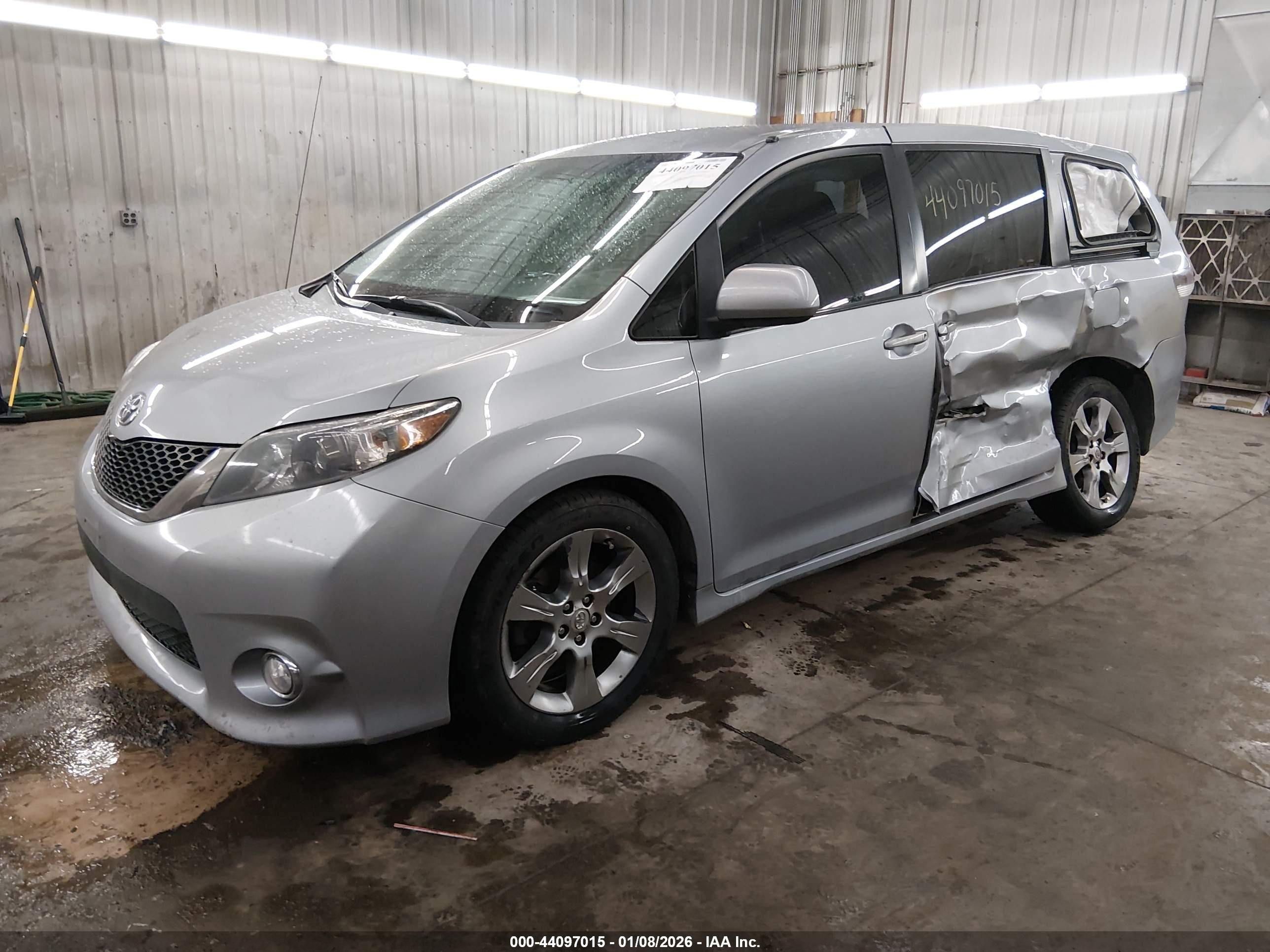 TOYOTA SIENNA image 2