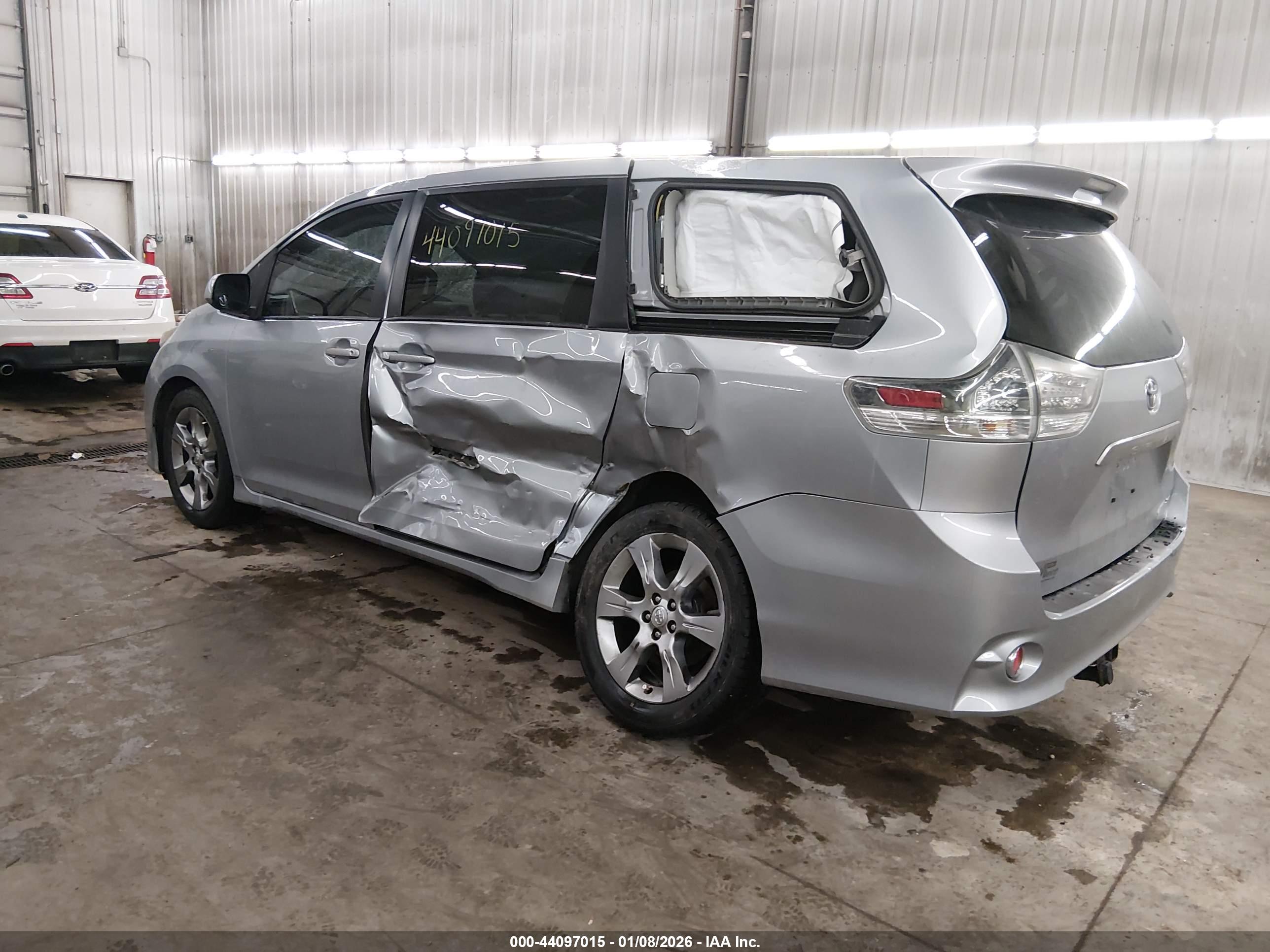 TOYOTA SIENNA image 3