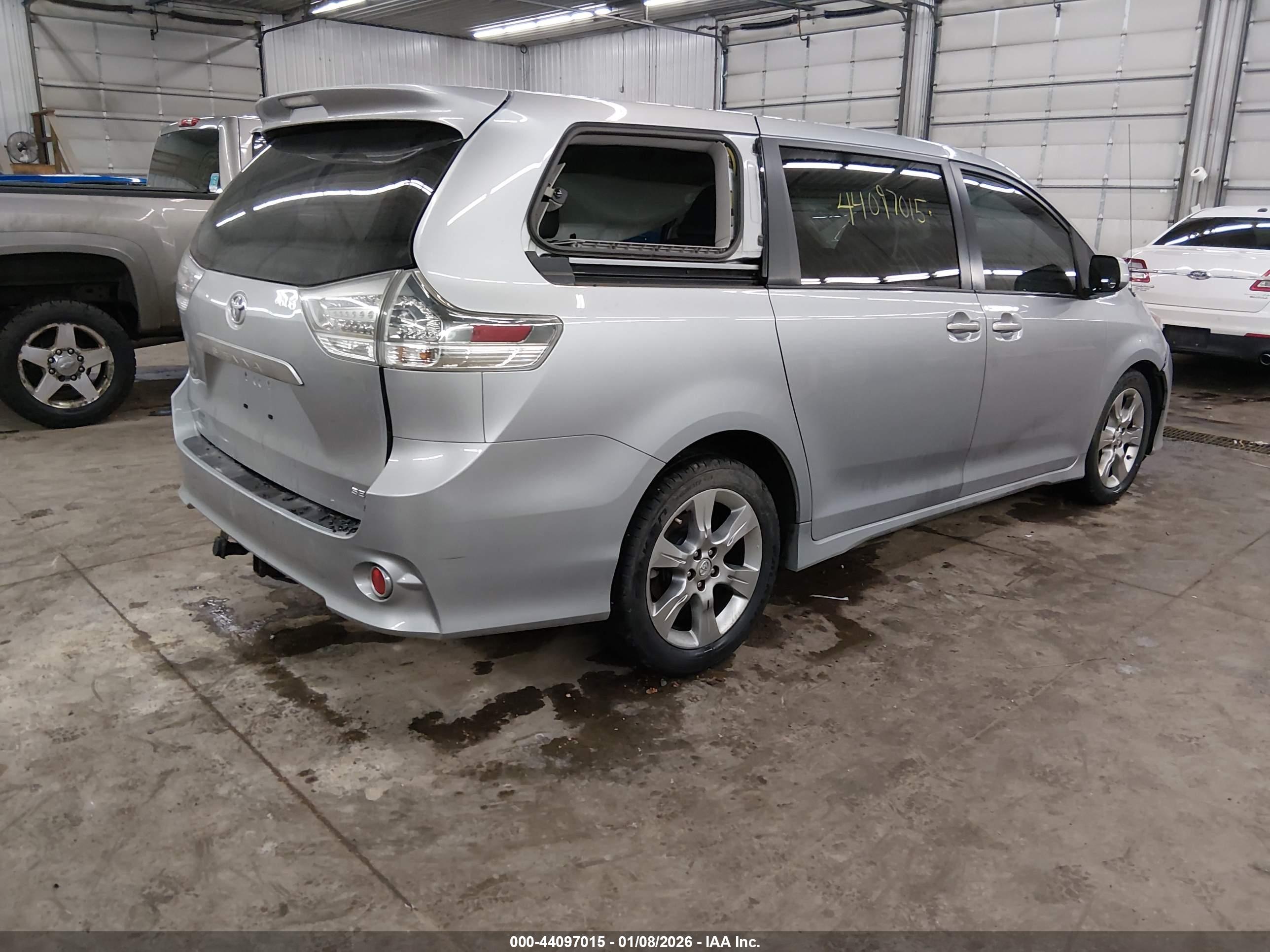 TOYOTA SIENNA image 4