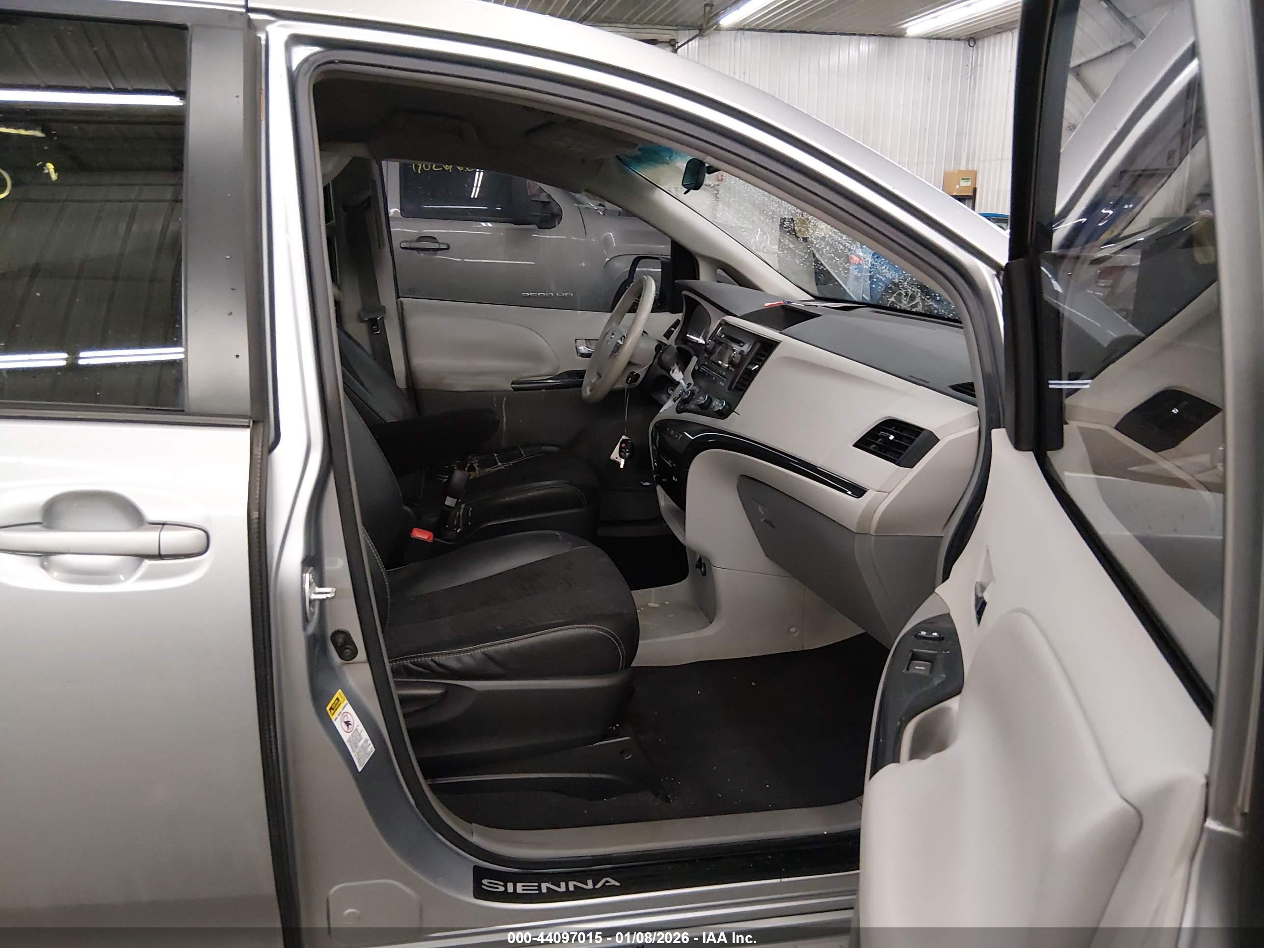 TOYOTA SIENNA image 5