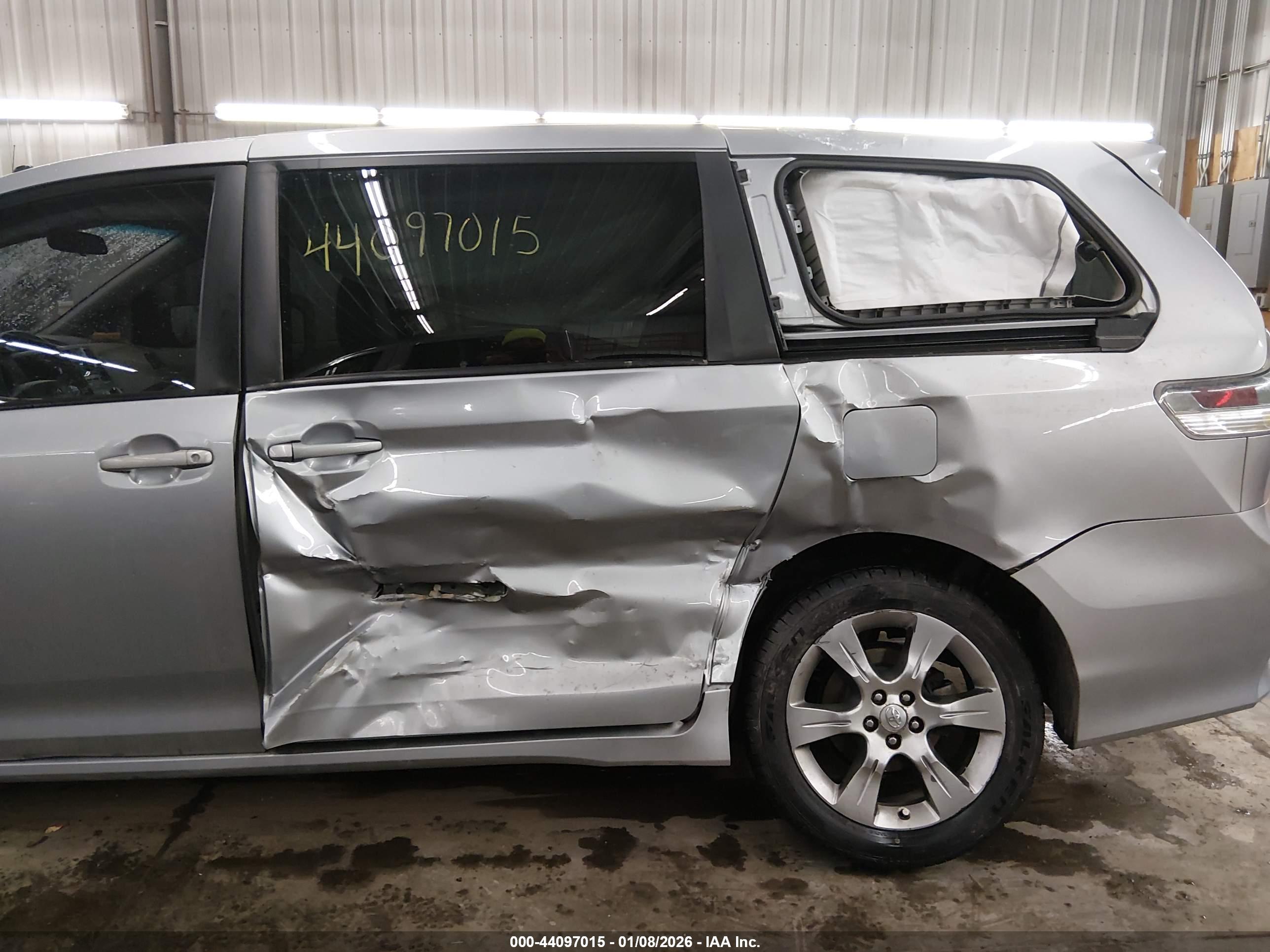 TOYOTA SIENNA image 6