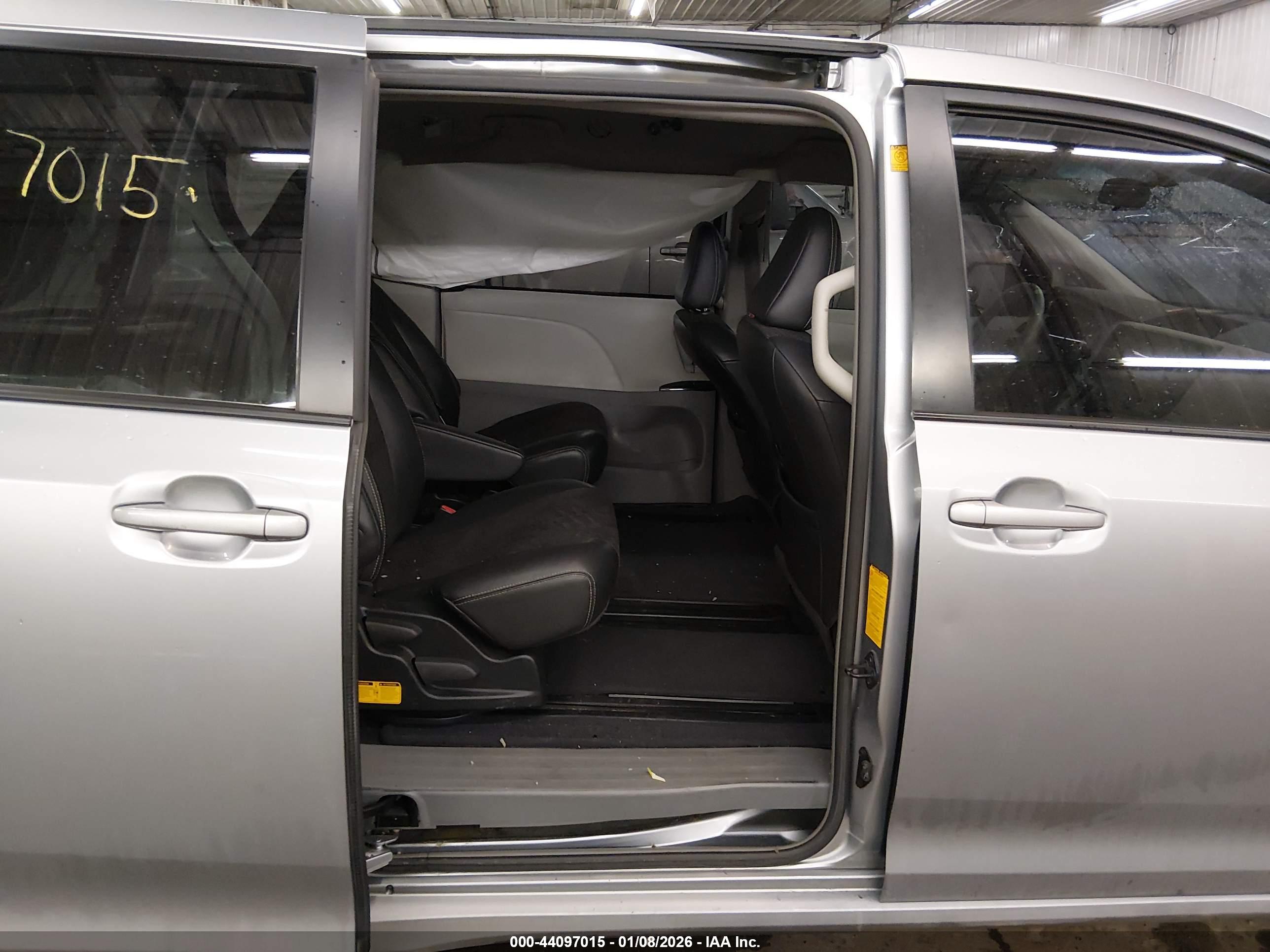 TOYOTA SIENNA image 8