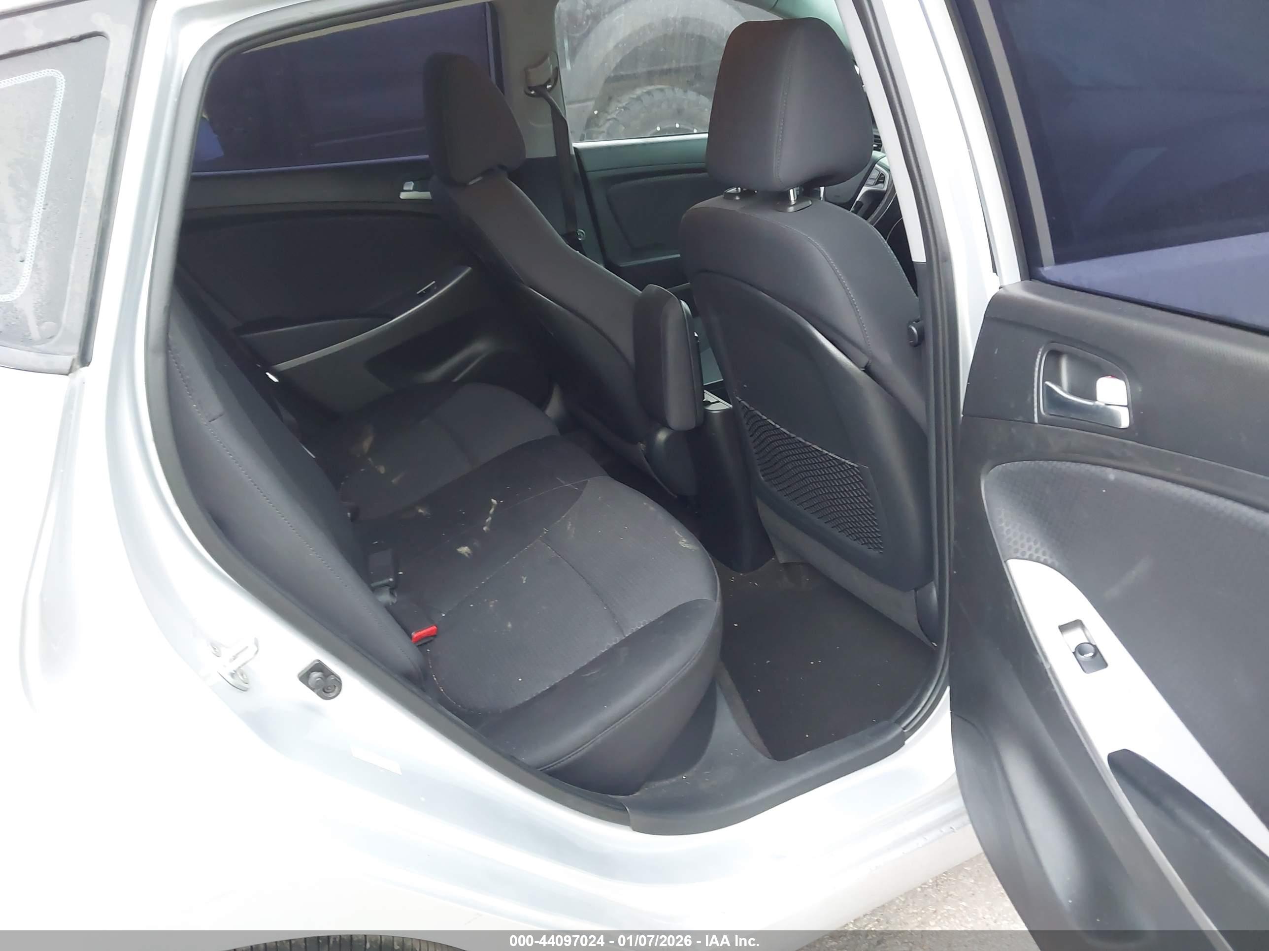 HYUNDAI ACCENT image 8