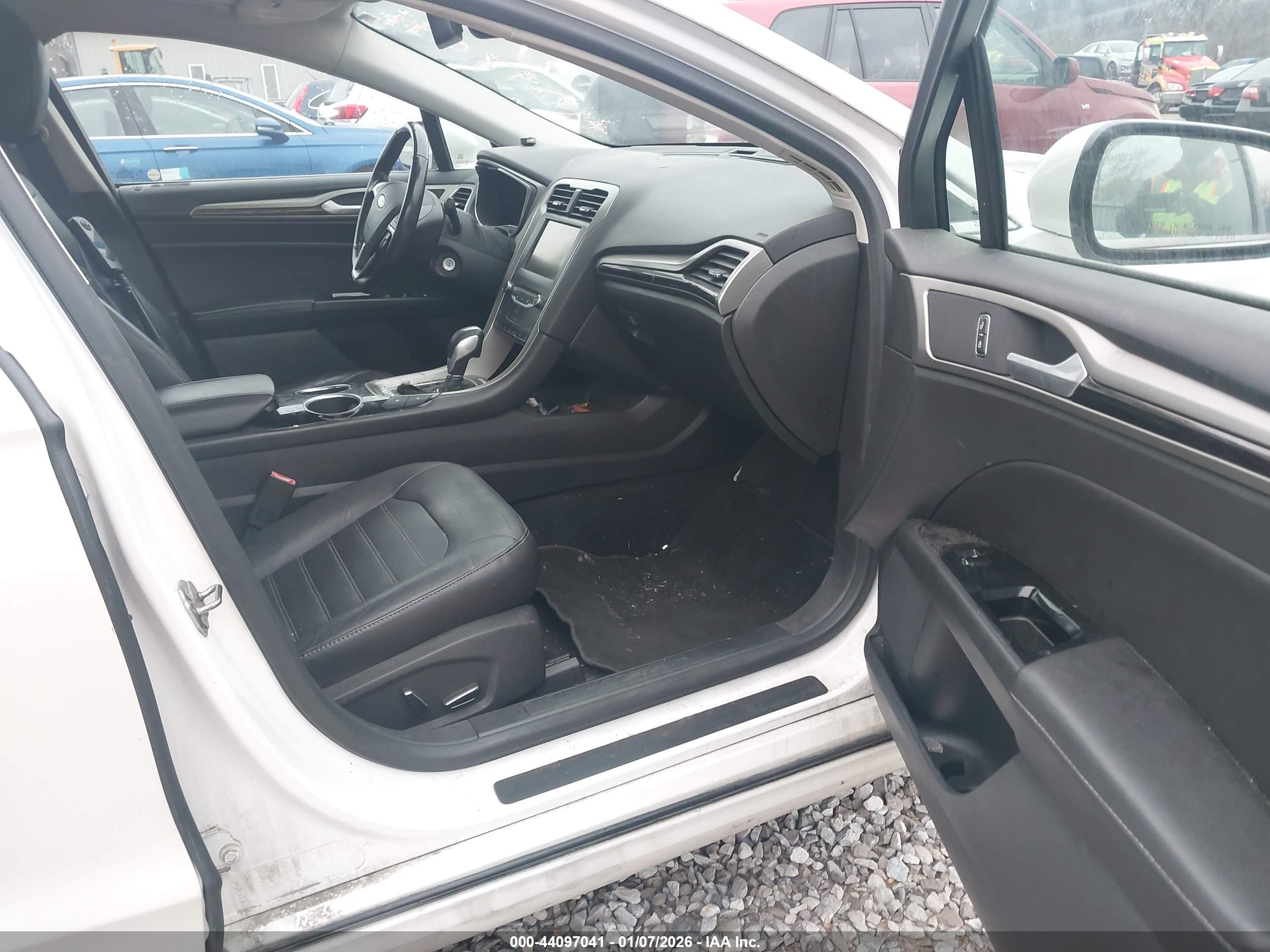 FORD FUSION image 5