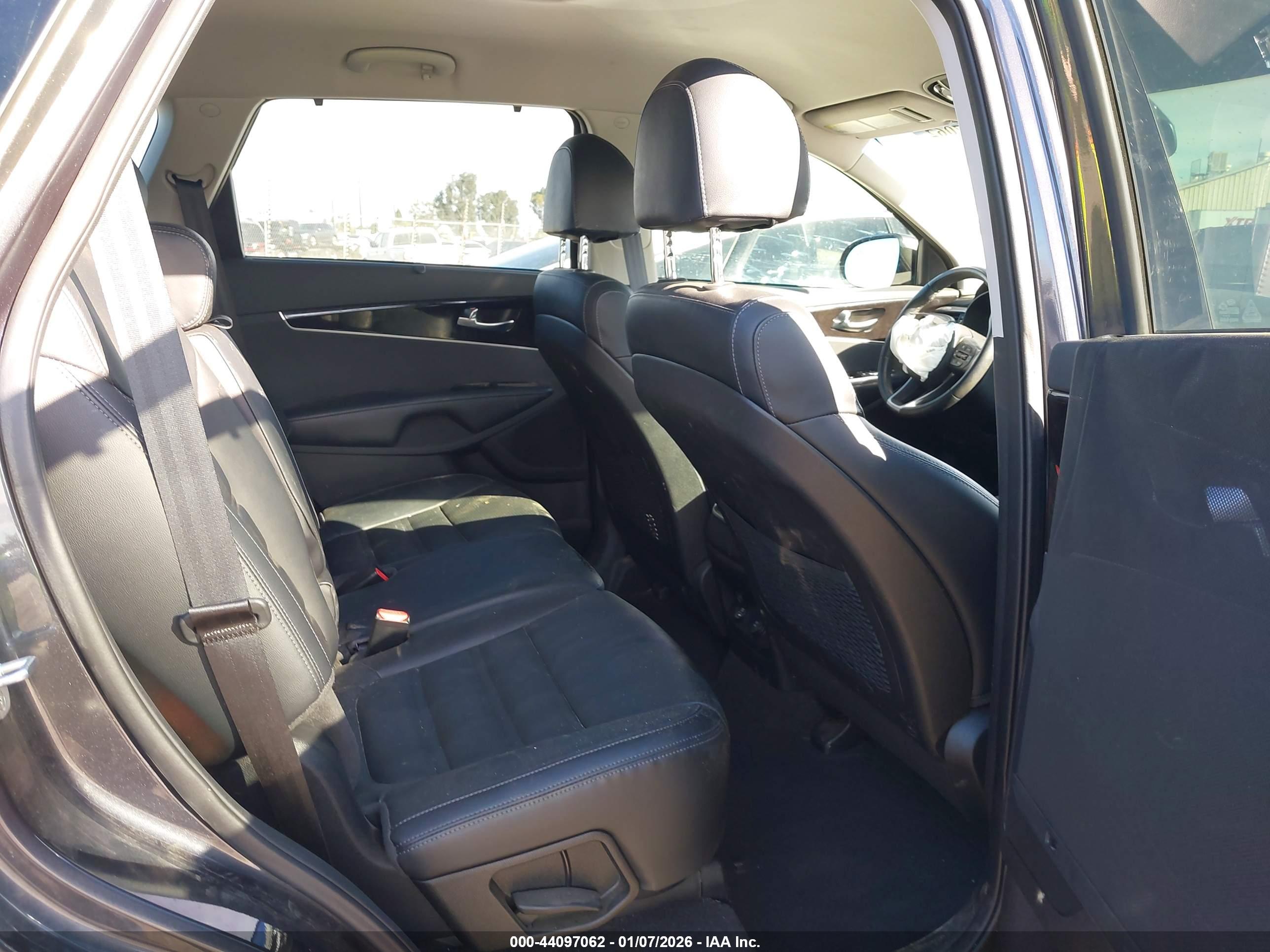 KIA SORENTO image 8