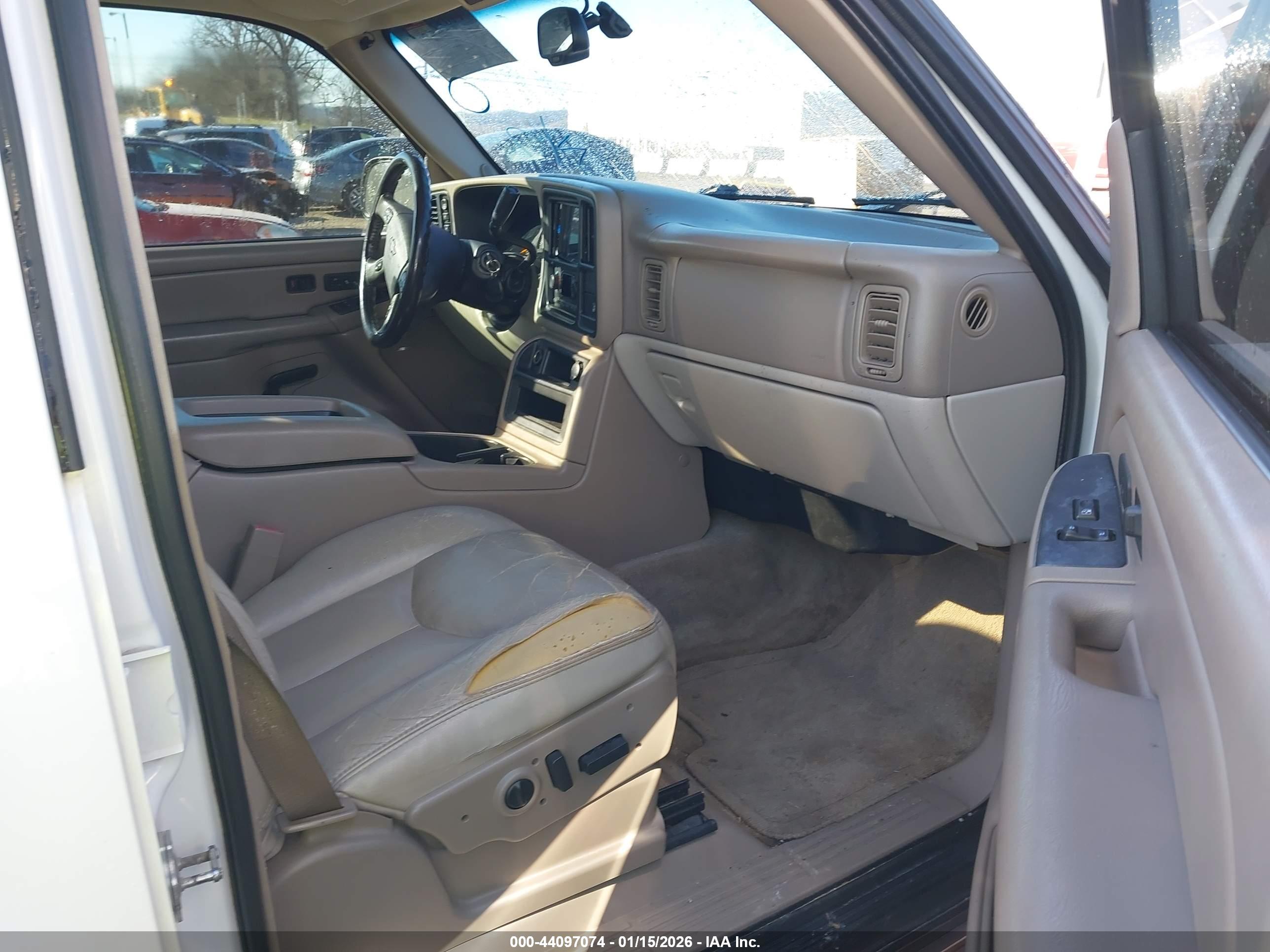 CHEVROLET SUBURBAN image 5